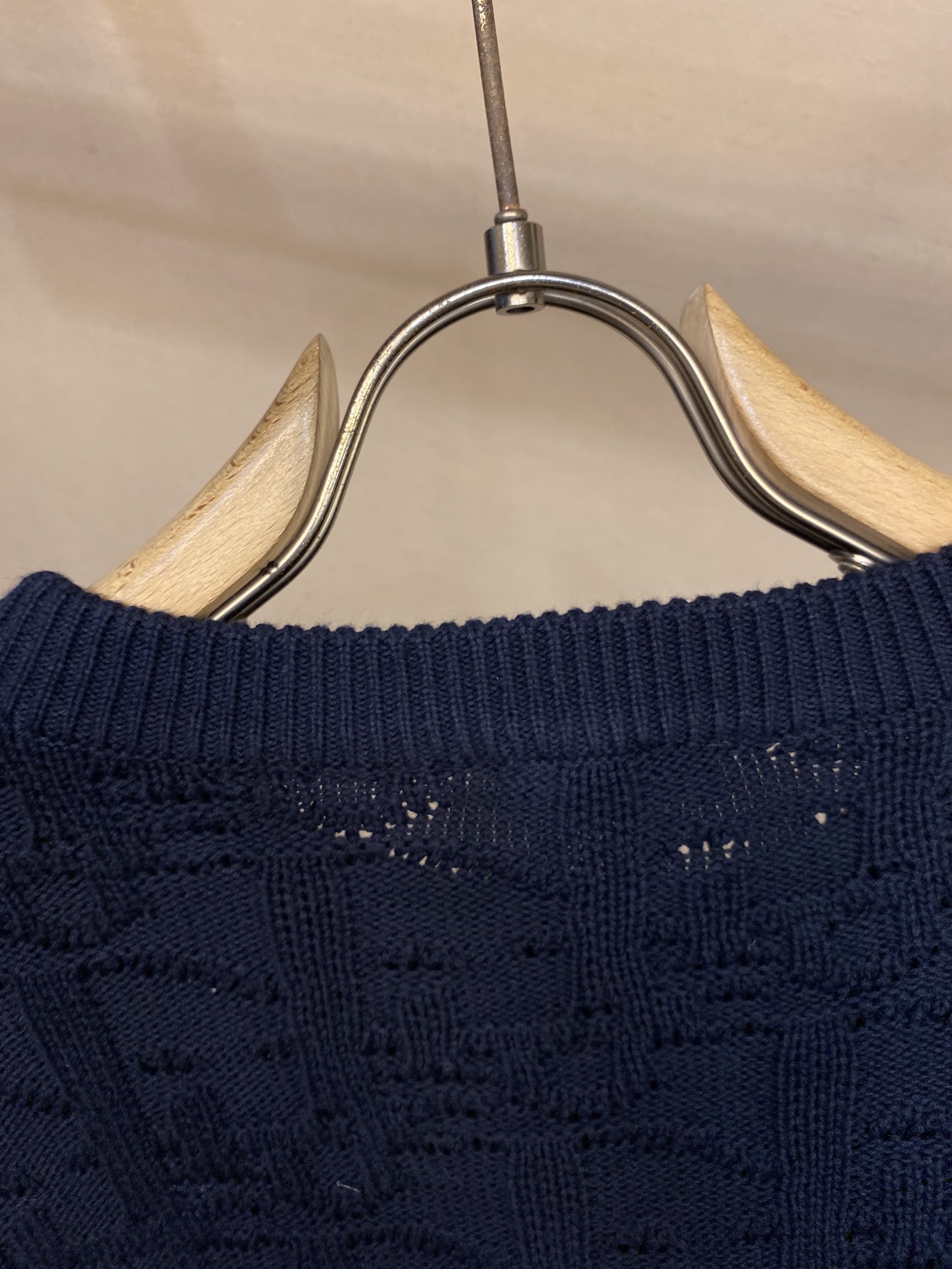 🌟🌟Dior、提花圆领毛衫、纱线采用羊毛混纺工艺，经过特殊处理后柔软舒适，可以外穿也可以打底大身表面采用