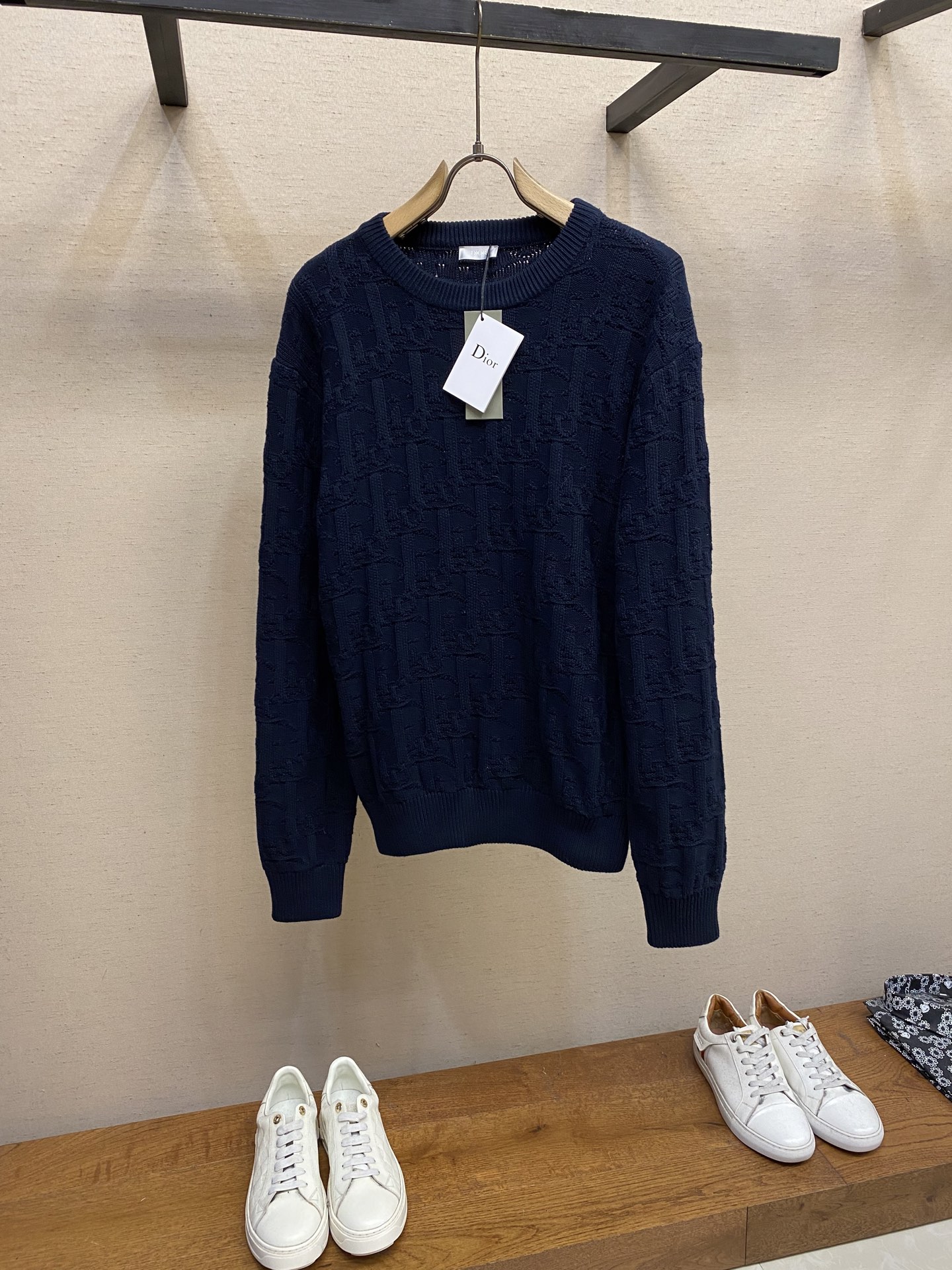 NO:540505,Dior, jacquard round neck sweater and yarn are made of wool blending technology. After special treatment, they are soft and comfortable. They can be worn outside or base. The large body surface uses dark flowers, and the jacquard brand letter craftsmanship!  Size S-XL S length 66 bust 108 shoulder width 50 M length 68 bust 112 shoulder width 52 L length 70 bust 116 shoulder width 54 XL length 72 bust 120 shoulder width 56,,dior,alexander wang19860909Dior、提花圆领毛衫、纱线采用羊毛混纺工艺,经过特殊处理后柔软舒适,可以外穿也可以打底 大身表面采用暗花,提花品牌字母工艺！ 尺码S-XL S衣长66胸围108肩宽50 M衣长68胸围112肩宽52 L衣长70胸围116肩宽54 XL衣长72胸围120肩宽56,,dior,alexander wang,Men's clothing