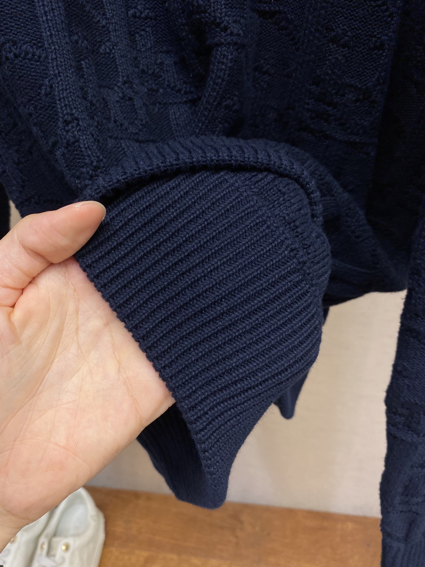 🌟🌟Dior、提花圆领毛衫、纱线采用羊毛混纺工艺，经过特殊处理后柔软舒适，可以外穿也可以打底大身表面采用