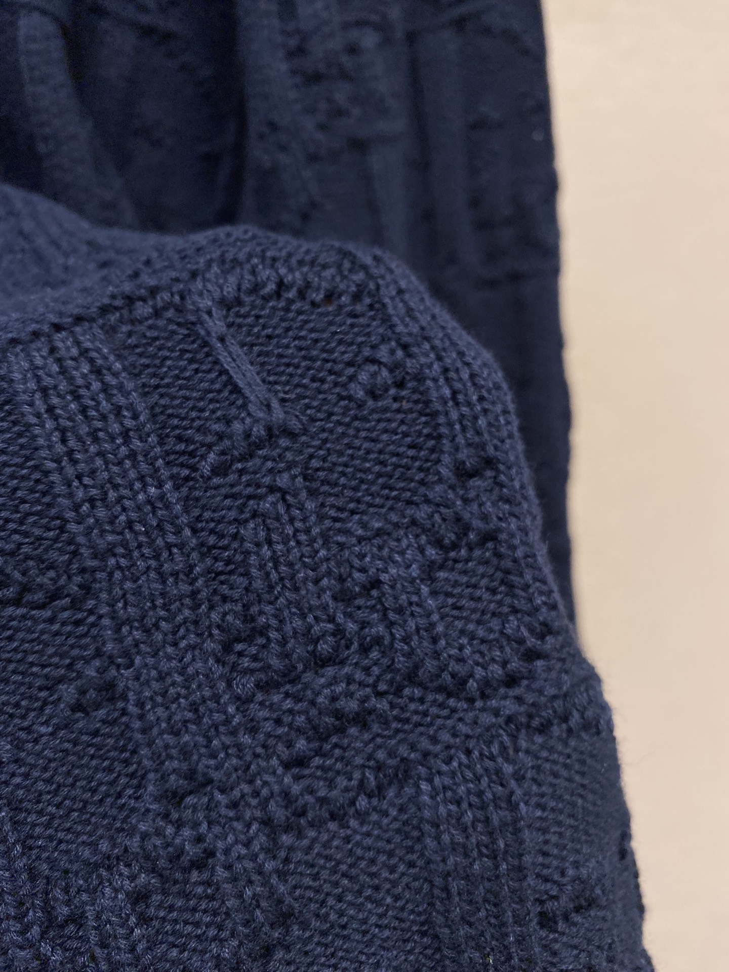 🌟🌟Dior、提花圆领毛衫、纱线采用羊毛混纺工艺，经过特殊处理后柔软舒适，可以外穿也可以打底大身表面采用