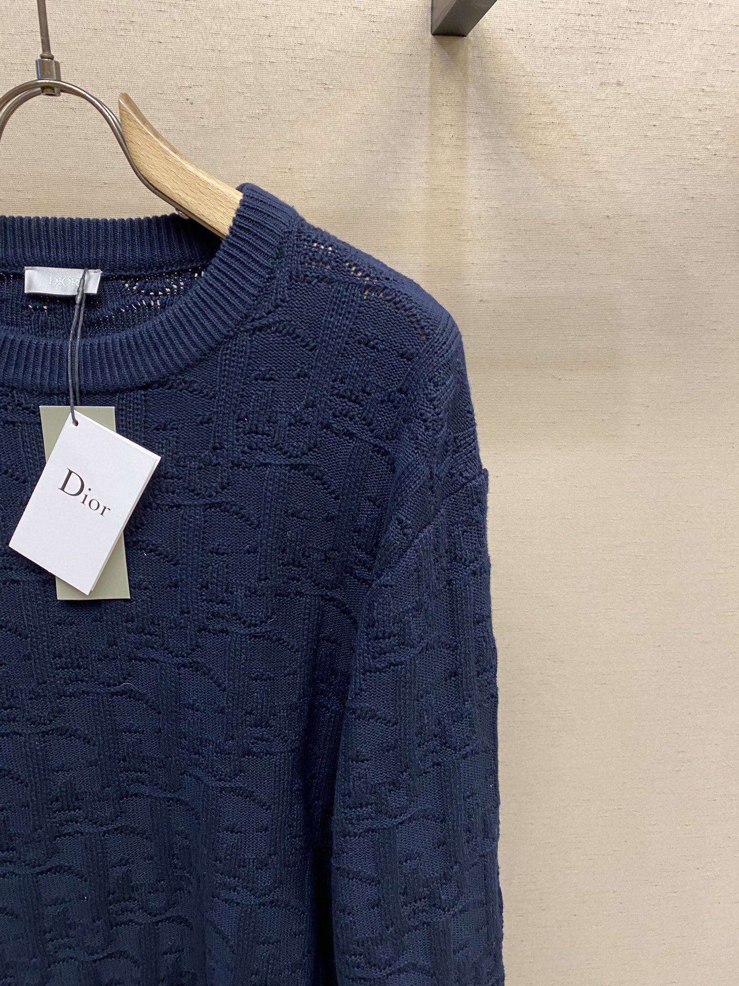 🌟🌟Dior、提花圆领毛衫、纱线采用羊毛混纺工艺，经过特殊处理后柔软舒适，可以外穿也可以打底大身表面采用