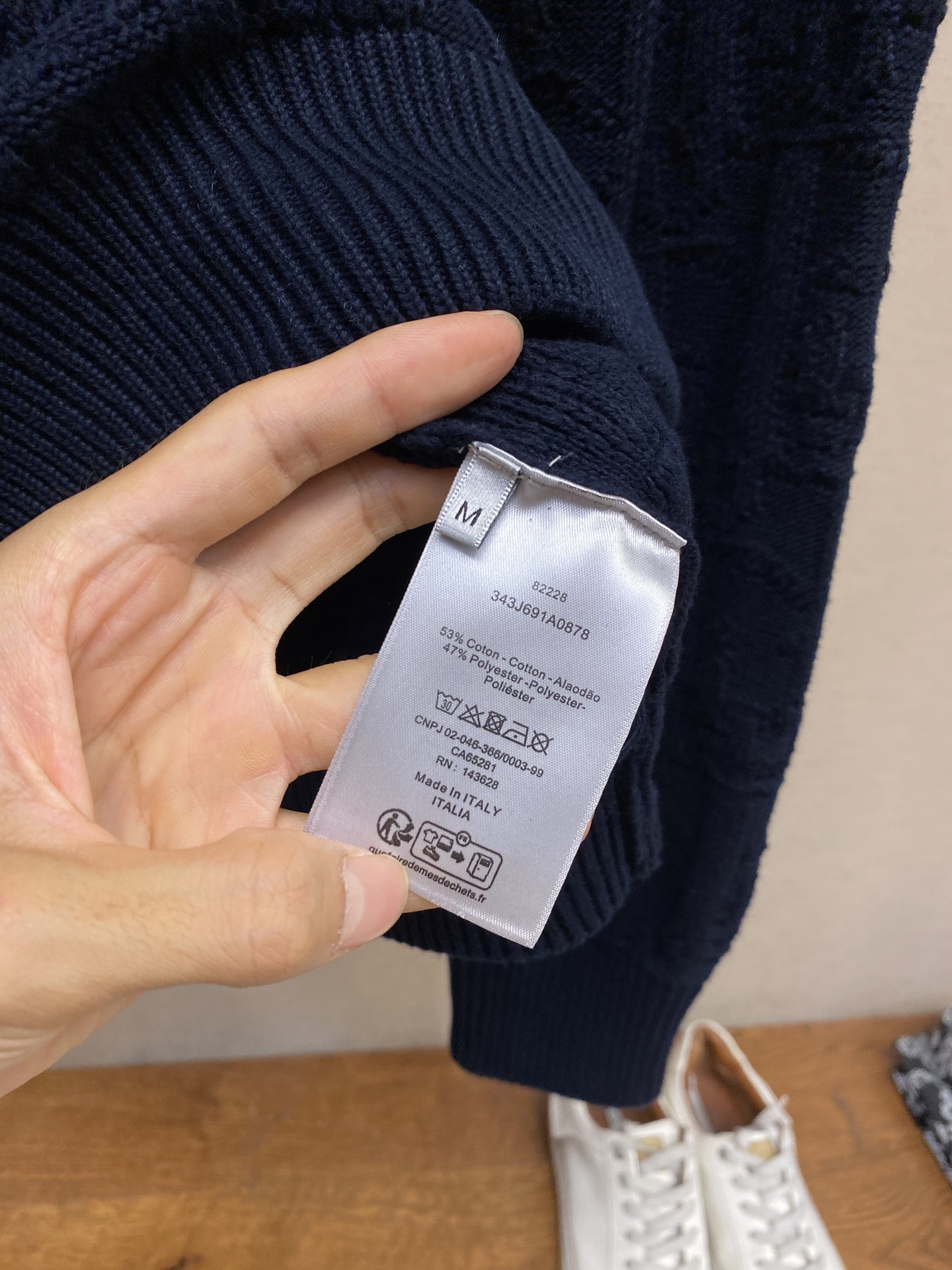 🌟🌟Dior、提花圆领毛衫、纱线采用羊毛混纺工艺，经过特殊处理后柔软舒适，可以外穿也可以打底大身表面采用