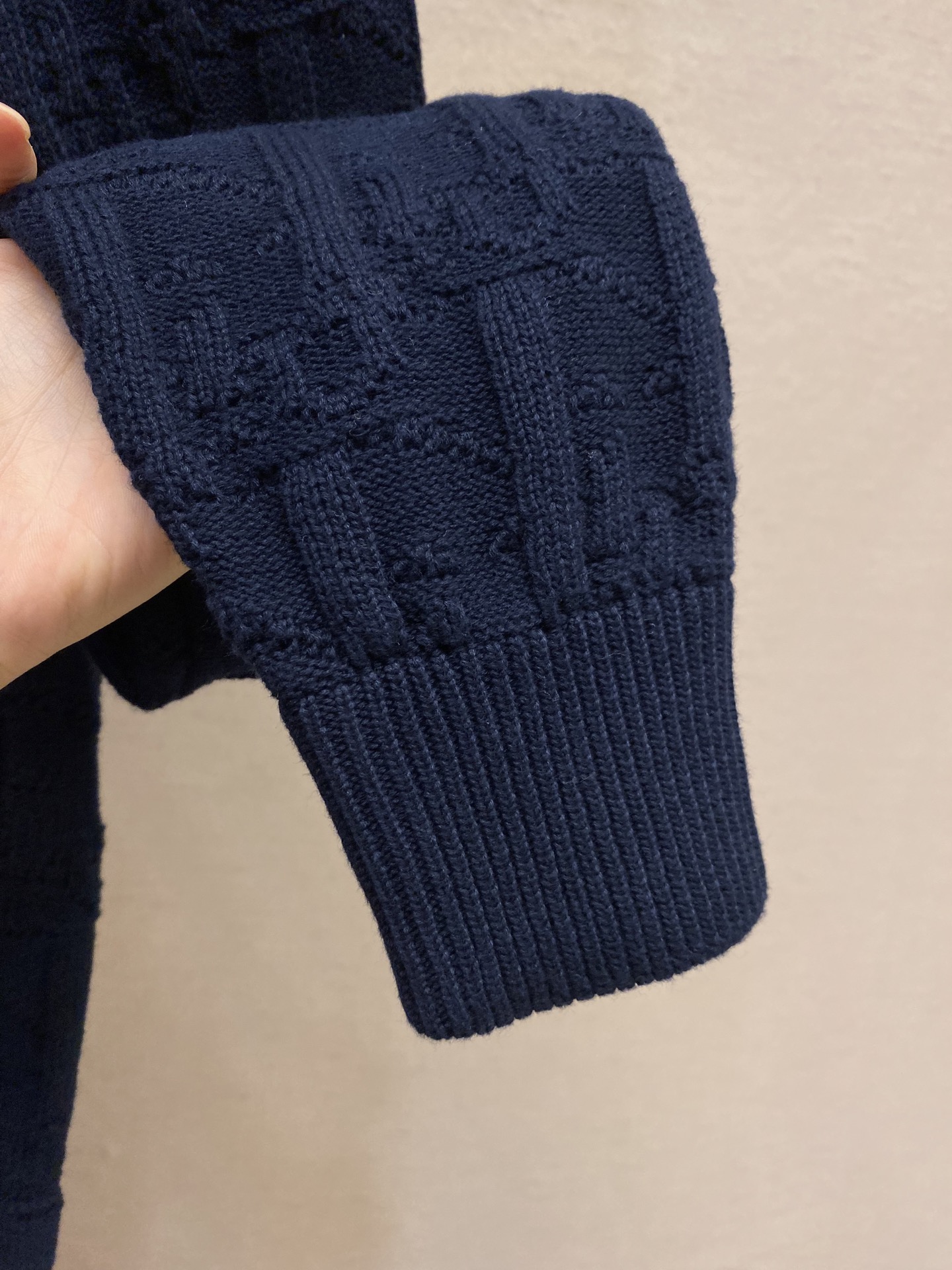 🌟🌟Dior、提花圆领毛衫、纱线采用羊毛混纺工艺，经过特殊处理后柔软舒适，可以外穿也可以打底大身表面采用