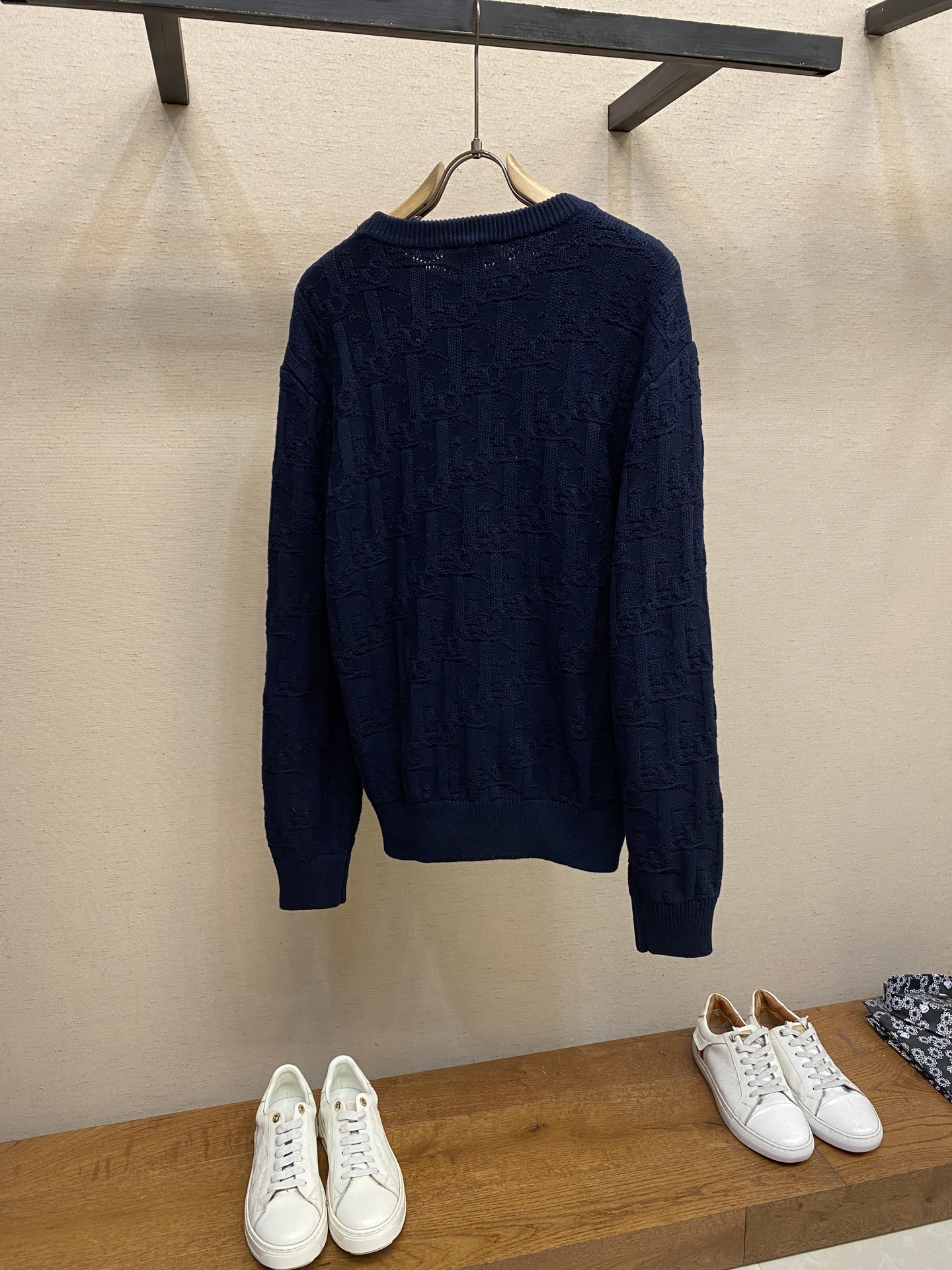 🌟🌟Dior、提花圆领毛衫、纱线采用羊毛混纺工艺，经过特殊处理后柔软舒适，可以外穿也可以打底大身表面采用