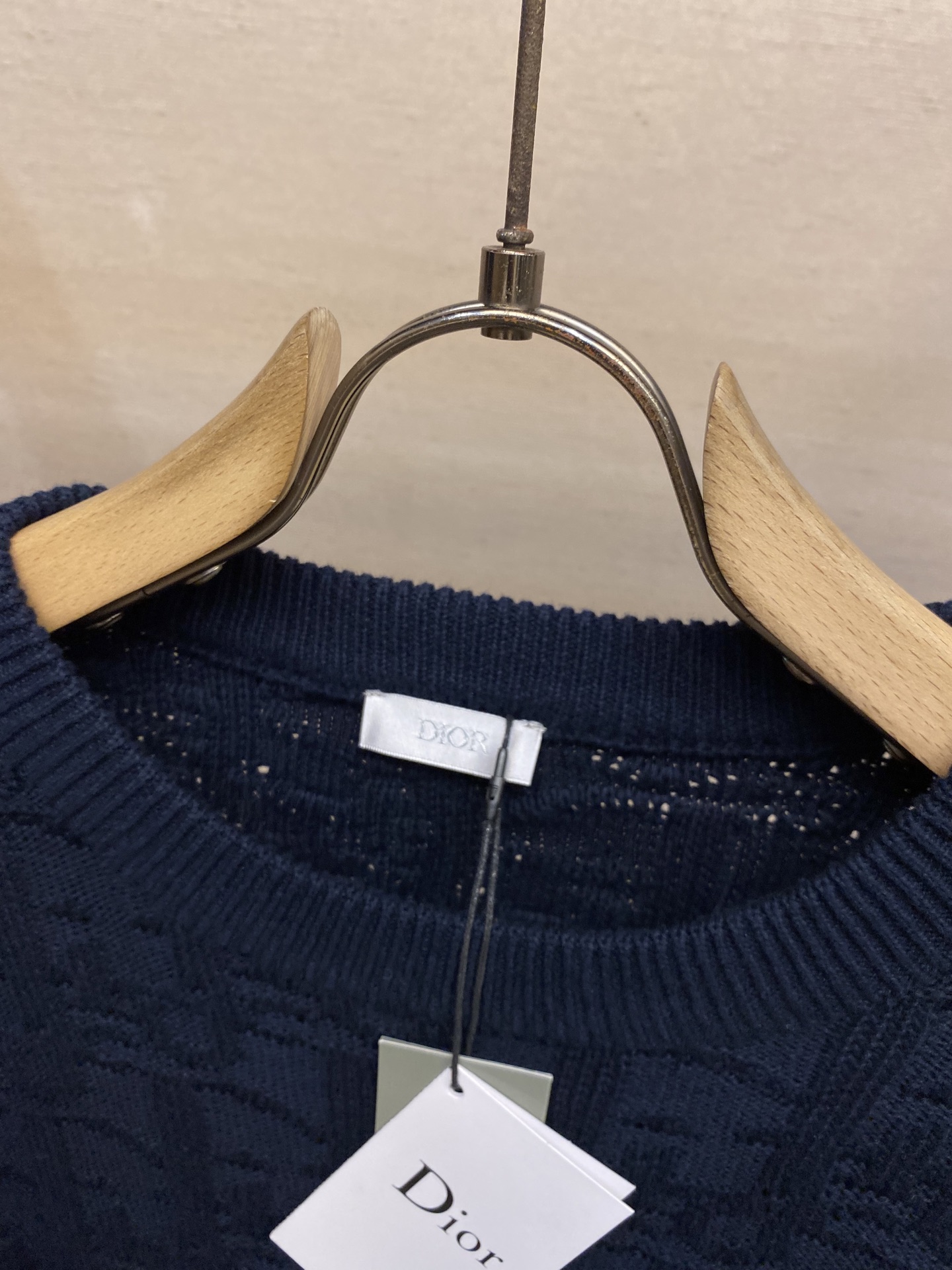 🌟🌟Dior、提花圆领毛衫、纱线采用羊毛混纺工艺，经过特殊处理后柔软舒适，可以外穿也可以打底大身表面采用