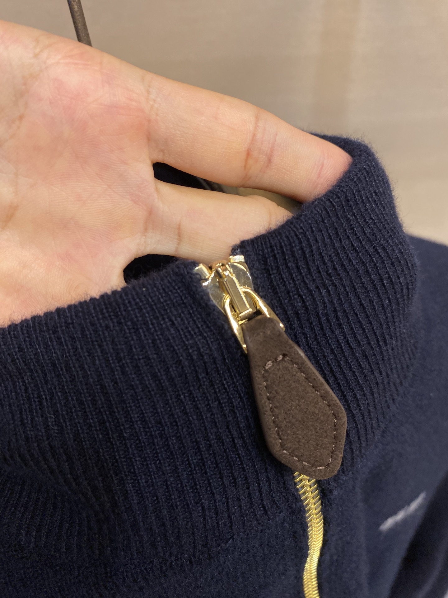 🌟🌟Miu Miu 25新品羊毛立领开衫藏蓝色羊毛针织面料饰有品牌标识刺绣袖子饰撞色贴布罗纹立领领口拉链