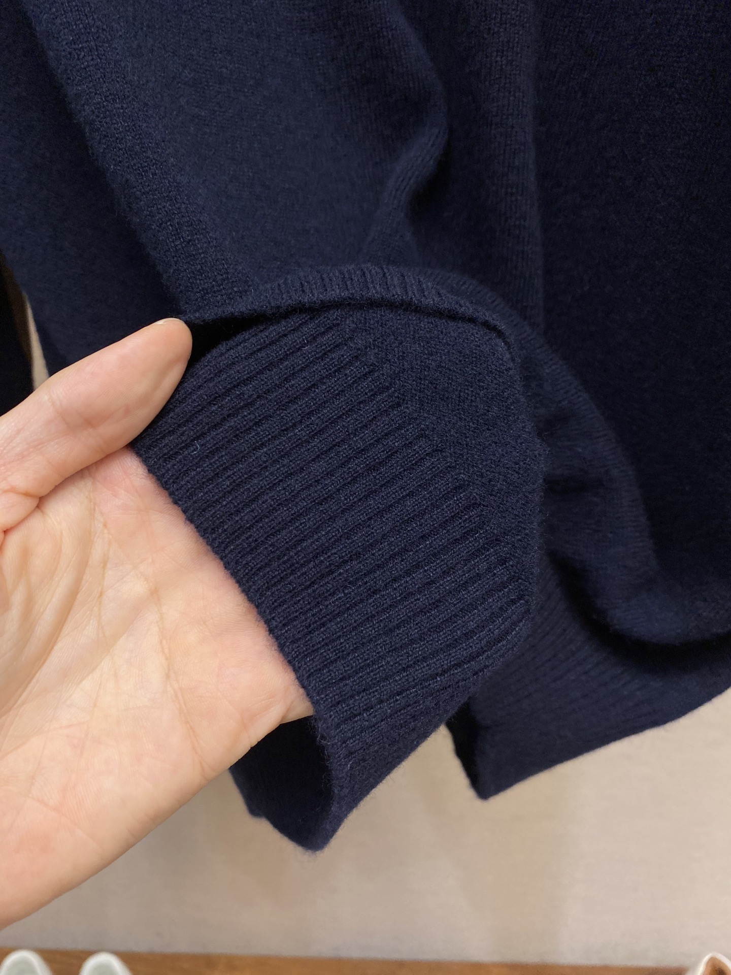 🌟🌟Miu Miu 25新品羊毛立领开衫藏蓝色羊毛针织面料饰有品牌标识刺绣袖子饰撞色贴布罗纹立领领口拉链