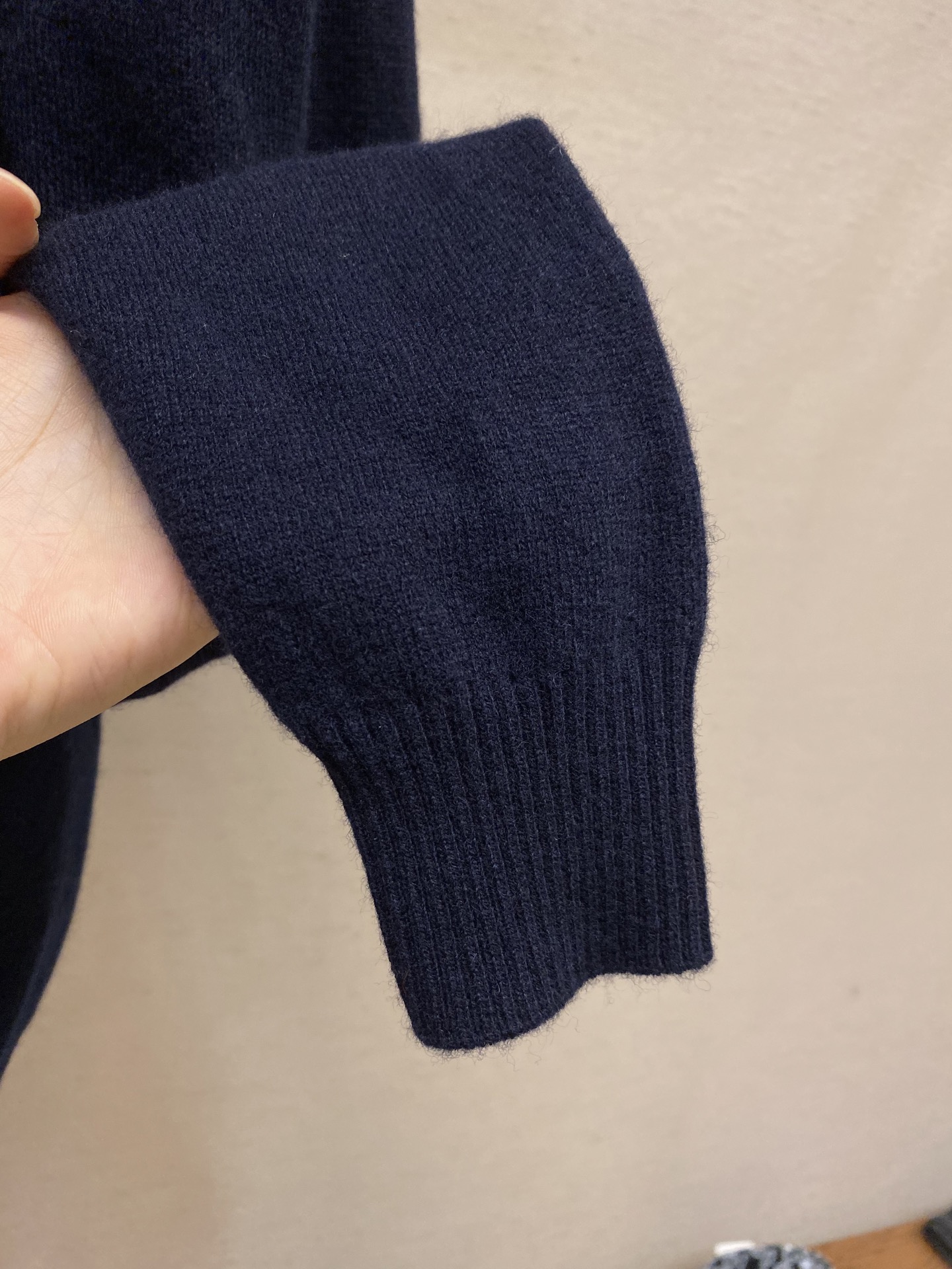 🌟🌟Miu Miu 25新品羊毛立领开衫藏蓝色羊毛针织面料饰有品牌标识刺绣袖子饰撞色贴布罗纹立领领口拉链