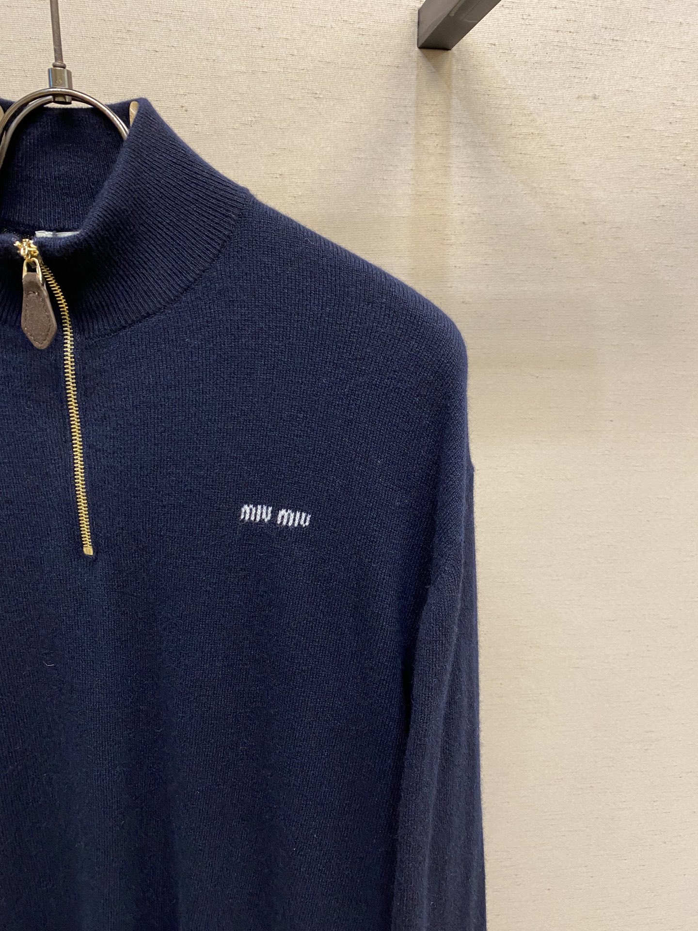 🌟🌟Miu Miu 25新品羊毛立领开衫藏蓝色羊毛针织面料饰有品牌标识刺绣袖子饰撞色贴布罗纹立领领口拉链
