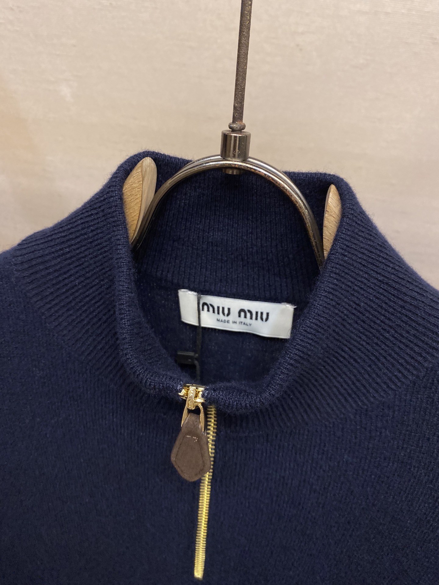 🌟🌟Miu Miu 25新品羊毛立领开衫藏蓝色羊毛针织面料饰有品牌标识刺绣袖子饰撞色贴布罗纹立领领口拉链