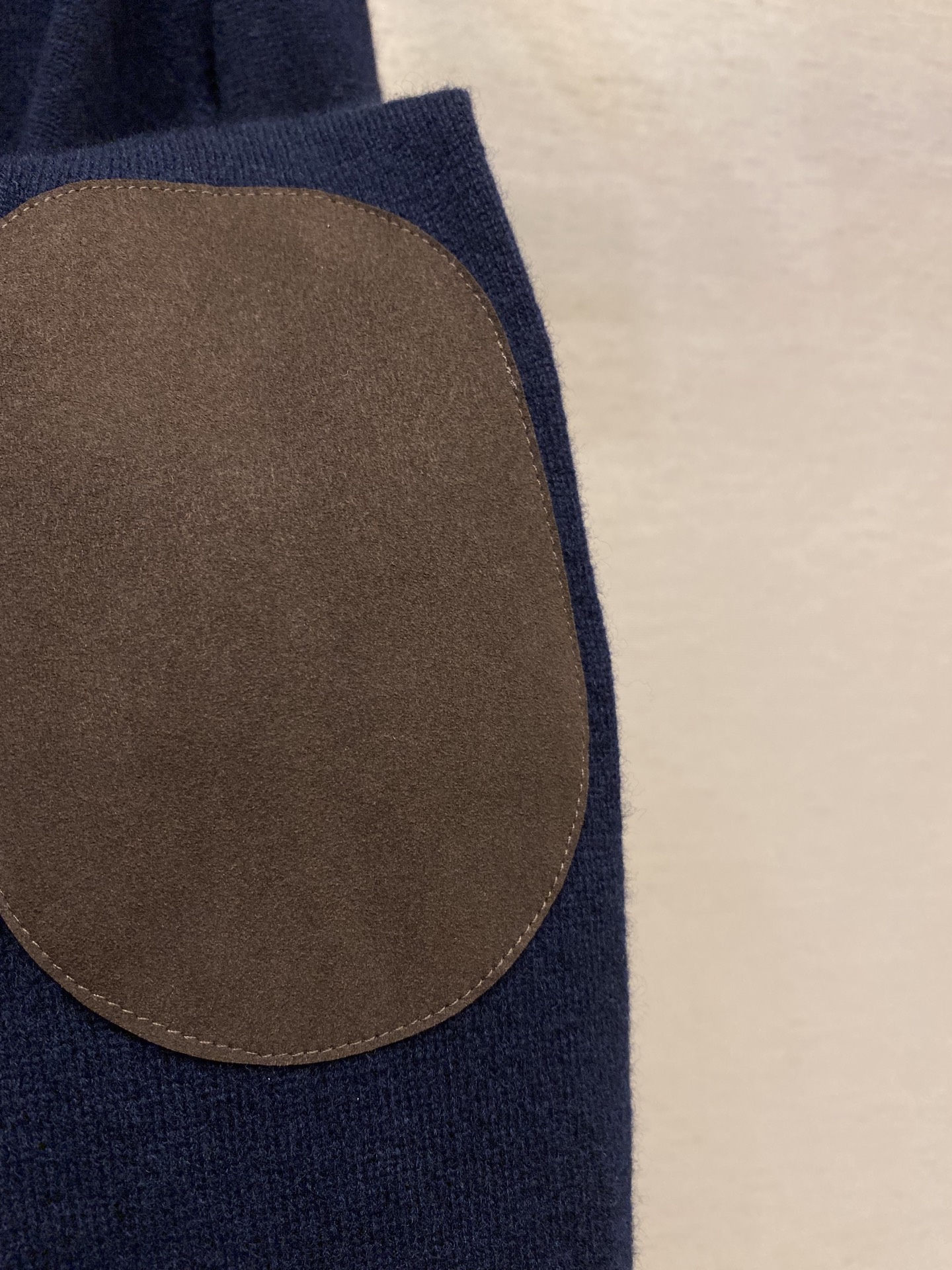 🌟🌟Miu Miu 25新品羊毛立领开衫藏蓝色羊毛针织面料饰有品牌标识刺绣袖子饰撞色贴布罗纹立领领口拉链