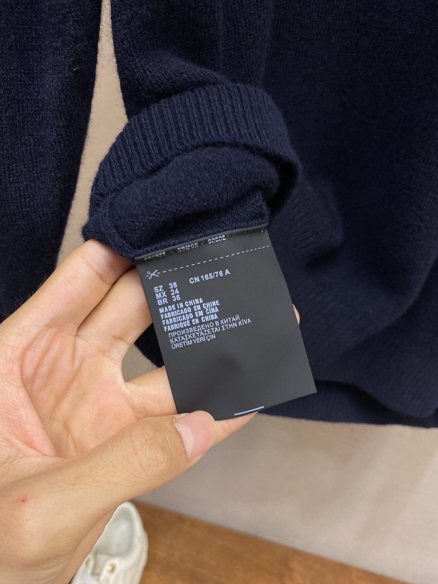 🌟🌟Miu Miu 25新品羊毛立领开衫藏蓝色羊毛针织面料饰有品牌标识刺绣袖子饰撞色贴布罗纹立领领口拉链