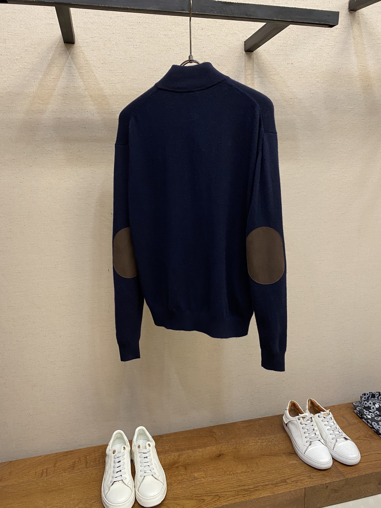 🌟🌟Miu Miu 25新品羊毛立领开衫藏蓝色羊毛针织面料饰有品牌标识刺绣袖子饰撞色贴布罗纹立领领口拉链