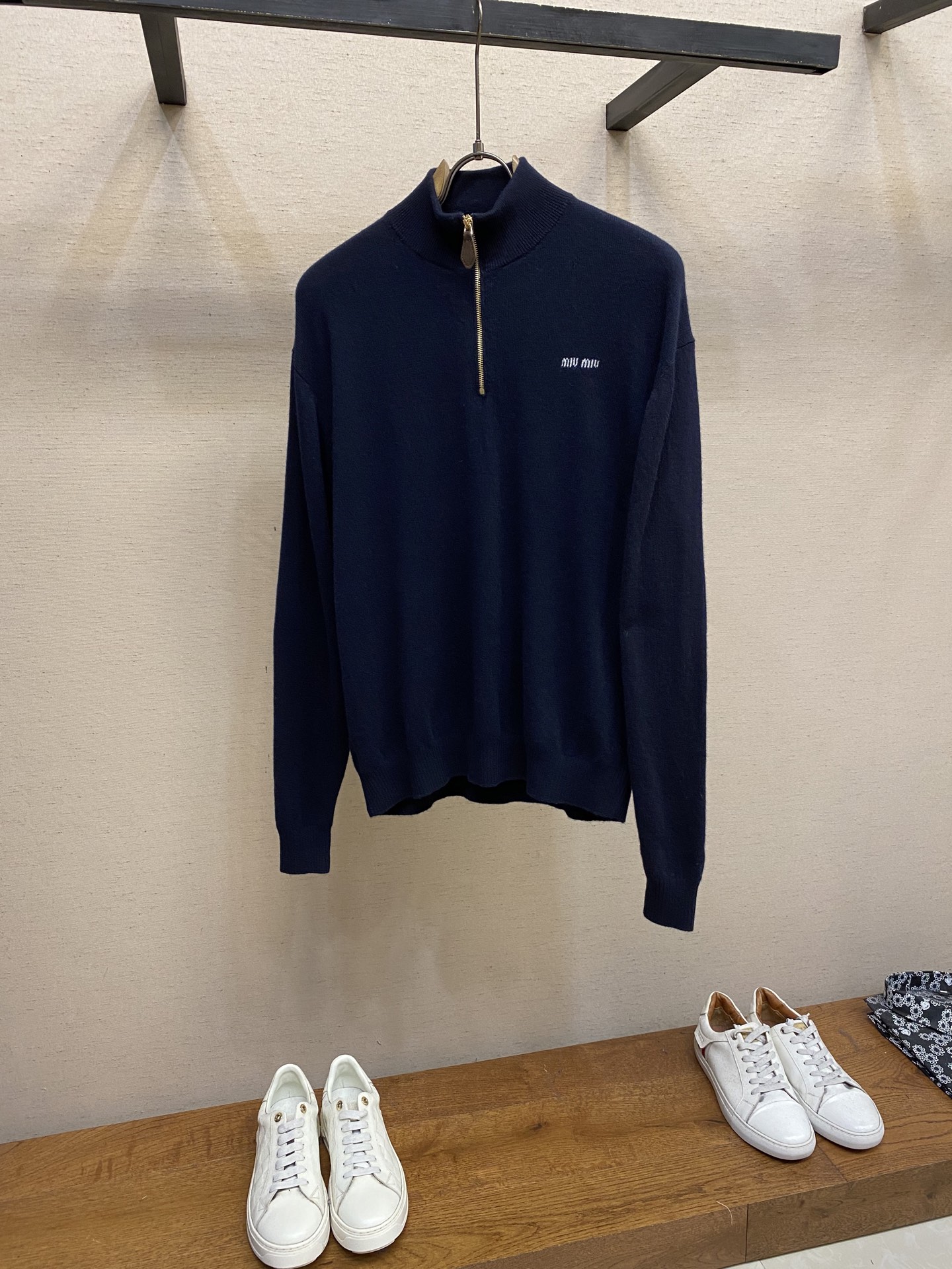 NO:540491,Miu Miu 25 new wool stand-collar cardigan, navy blue wool knitted fabric, brand logo embroidery, sleeve contrast patch, ribbed stand-collar neckline, zipper closure, recommended purchase Size S, M, L,, miumiu, alexander wang19860909Miu Miu 25新品羊毛立领开衫 藏蓝色羊毛针织面料 饰有品牌标识刺绣 袖子饰撞色贴布 罗纹立领领口 拉链开合 推荐入手 尺码S,M,L,,miumiu,alexander wang,Men's clothing