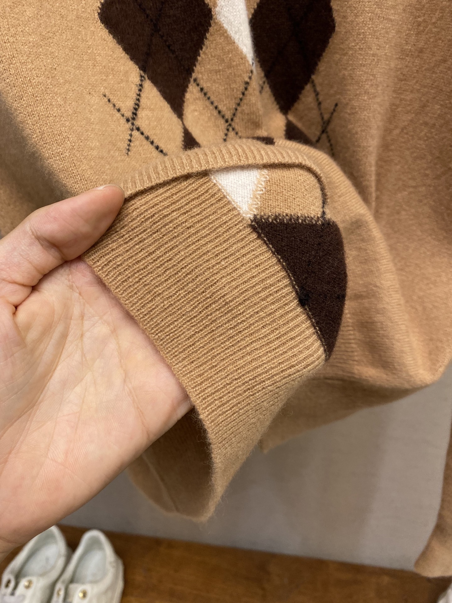 🌟🌟Miu Miu 撞色菱形长袖羊绒Polo衫秋季的糖炒栗子～很浓郁的秋日氛围即将出货！！尺码：S，M，