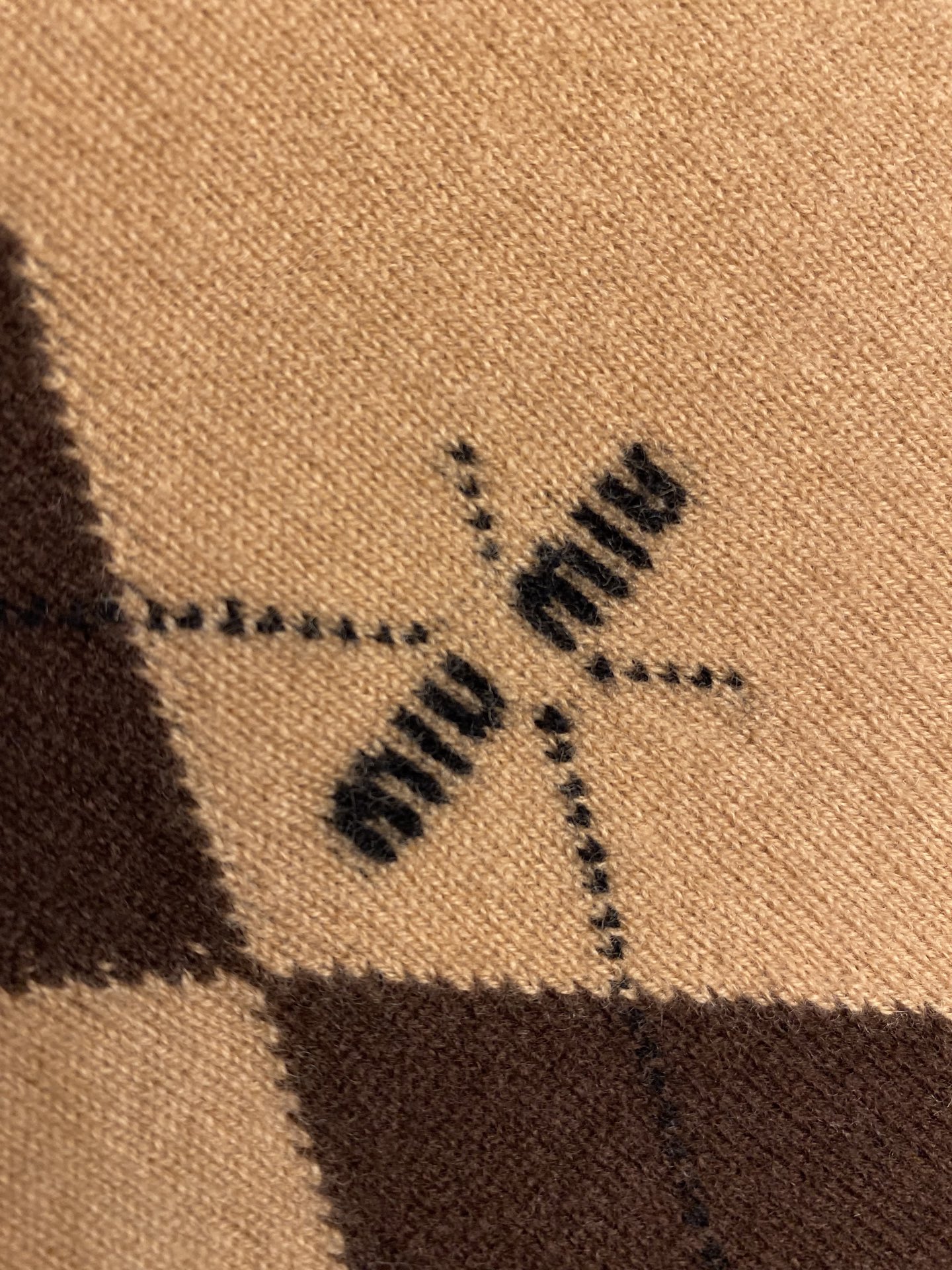 🌟🌟Miu Miu 撞色菱形长袖羊绒Polo衫秋季的糖炒栗子～很浓郁的秋日氛围即将出货！！尺码：S，M，