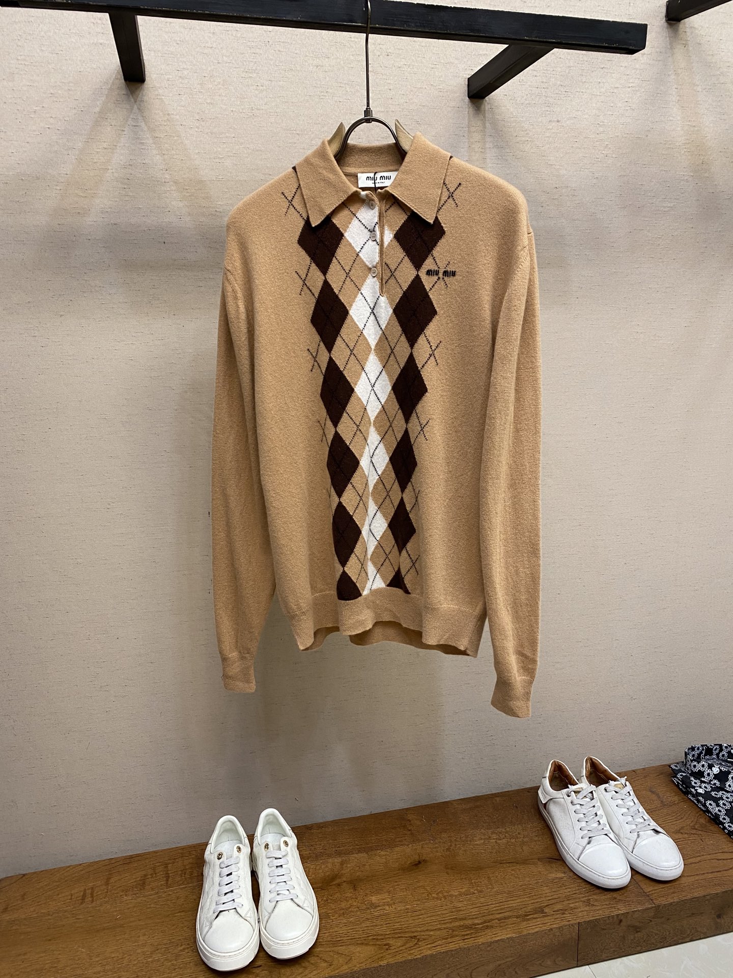 NO:540494,Miu Miu Contrast Diamond Long Sleeve Cashmere Polo Shirt, Autumn Sauce Scrambled Chestnuts~ A very strong autumn atmosphere, and will be shipped soon!  !  Size S, M, L, miumiu, alexander wang19860909Miu Miu 撞色菱形长袖羊绒Polo衫 秋季的糖炒栗子～ 很浓郁的秋日氛围 即将出货！！ 尺码S,M,L,,miumiu,alexander wang,Men's clothing
