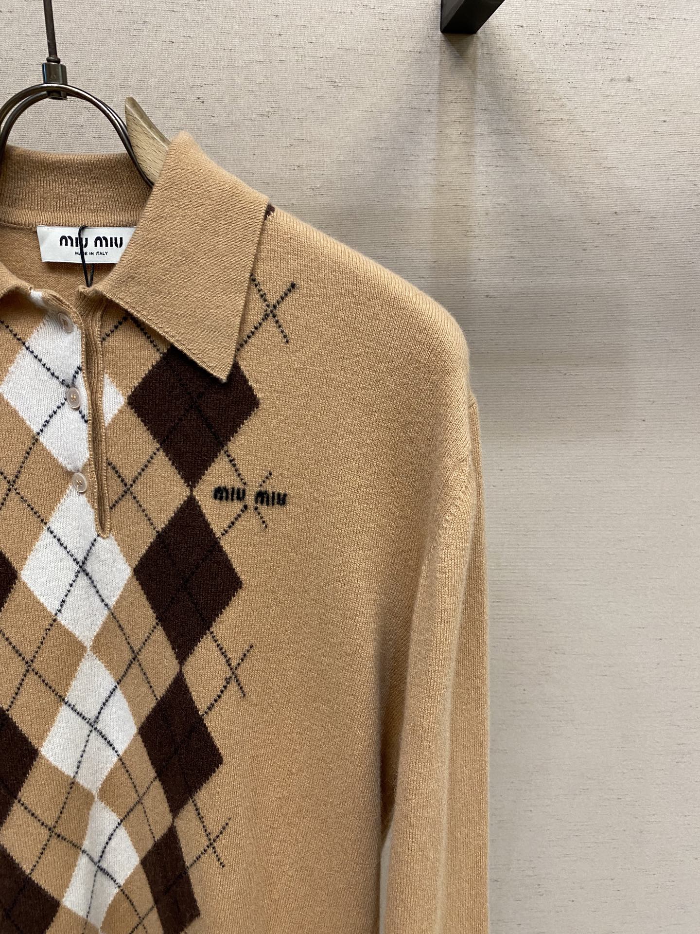 🌟🌟Miu Miu 撞色菱形长袖羊绒Polo衫秋季的糖炒栗子～很浓郁的秋日氛围即将出货！！尺码：S，M，