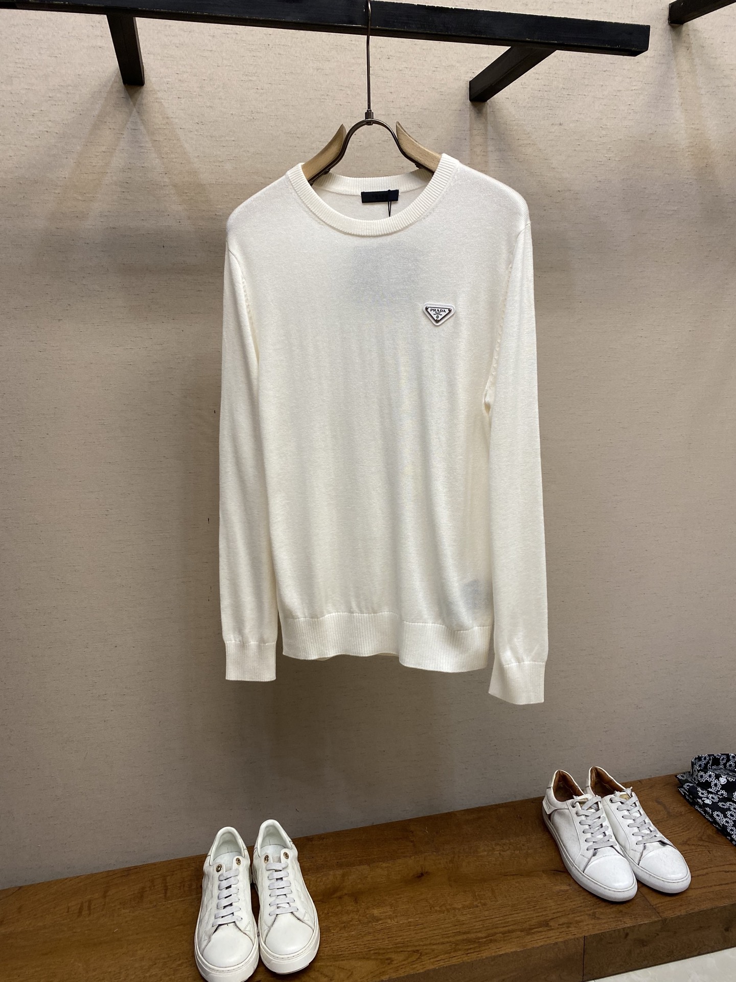 🌟🌟Prada、经典三角牌毛衣，薄款100%羊毛，手感柔软穿着舒适，保暖!尺码：M-2xl颜色：米白 宝