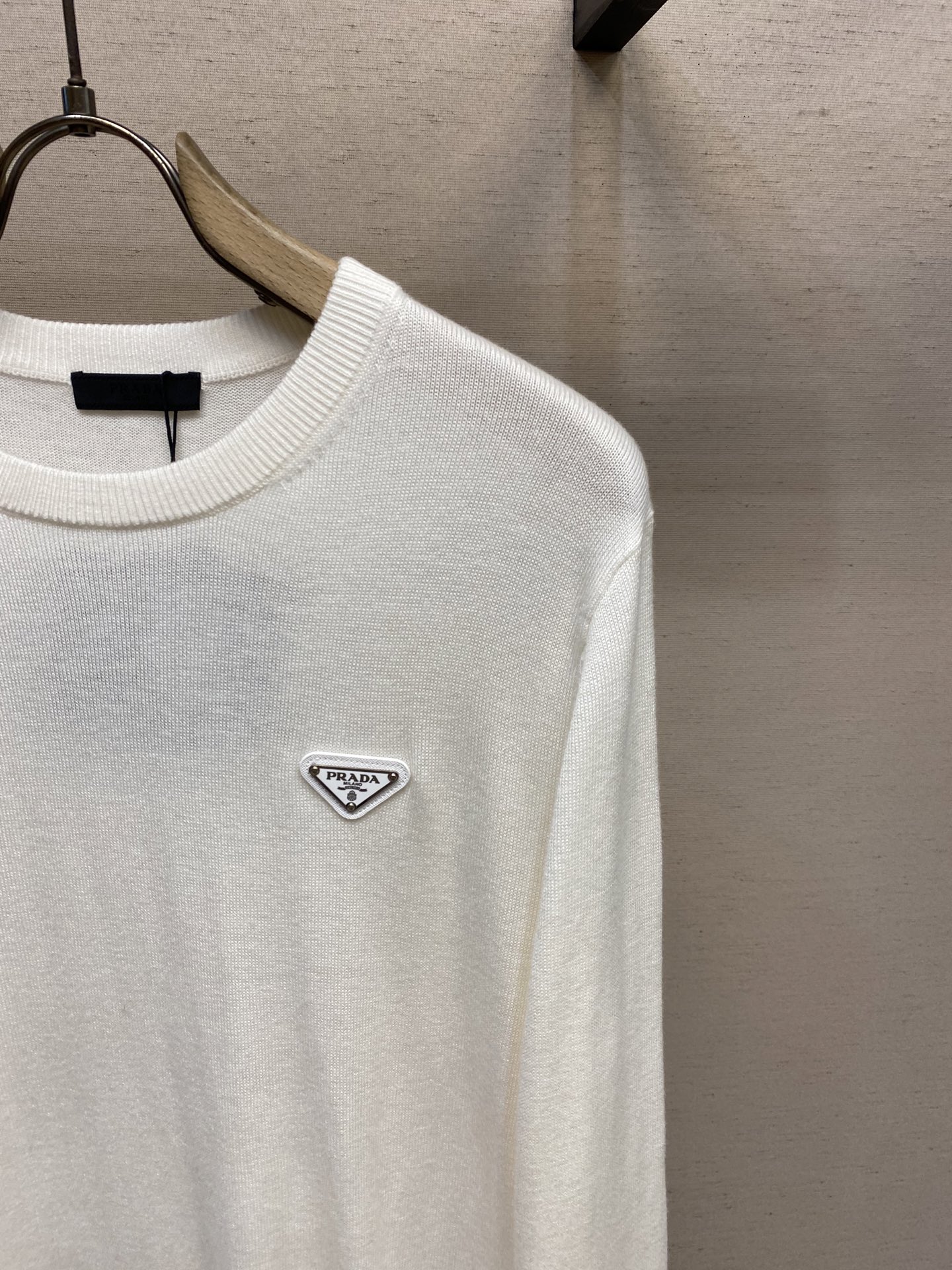 🌟🌟Prada、经典三角牌毛衣，薄款100%羊毛，手感柔软穿着舒适，保暖!尺码：M-2xl颜色：米白 宝