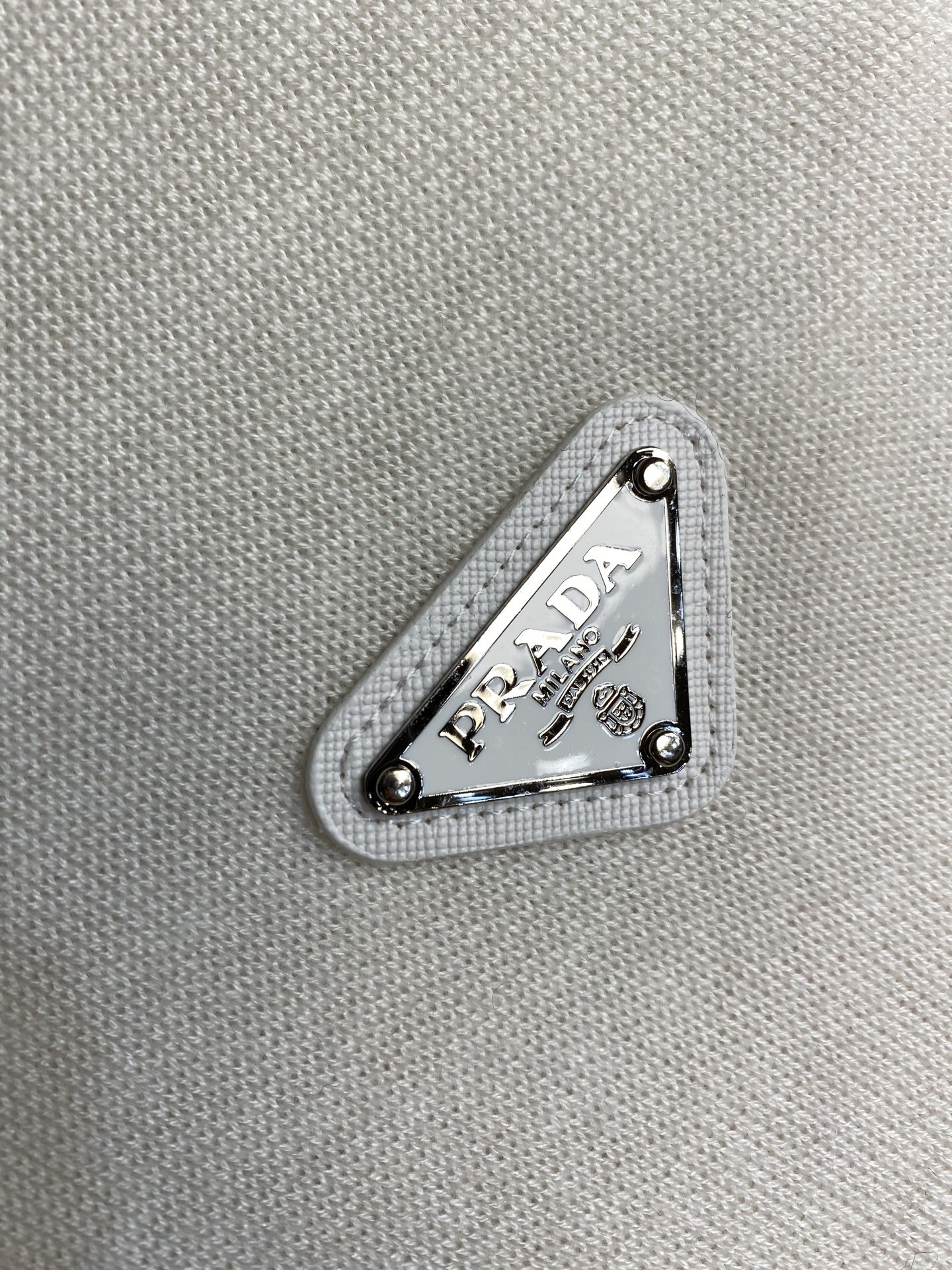 🌟🌟Prada、经典三角牌毛衣，薄款100%羊毛，手感柔软穿着舒适，保暖!尺码：M-2xl颜色：米白 宝