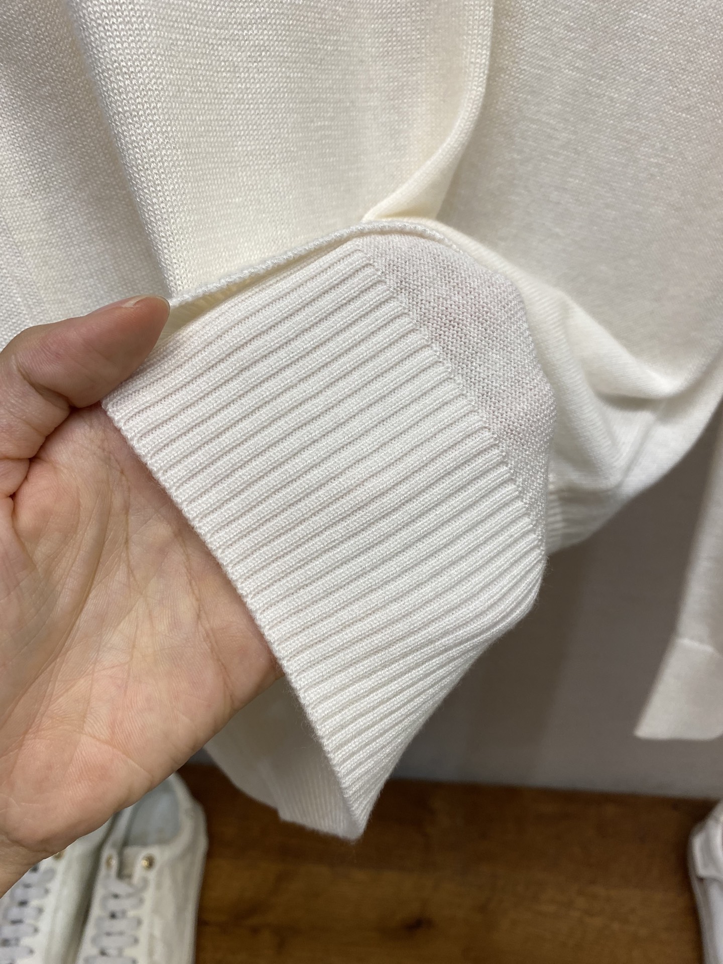 🌟🌟Prada、经典三角牌毛衣，薄款100%羊毛，手感柔软穿着舒适，保暖!尺码：M-2xl颜色：米白 宝