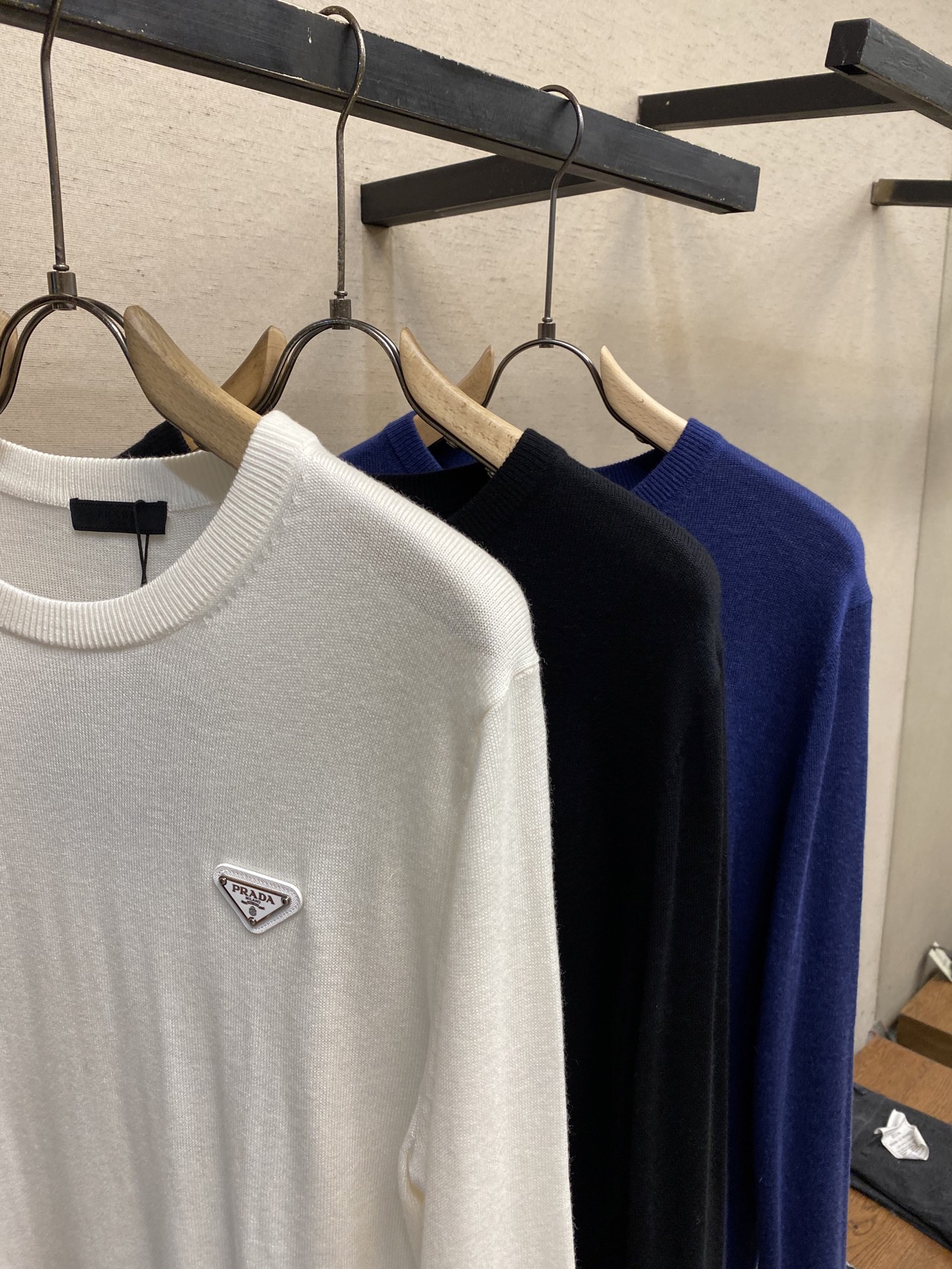 🌟🌟Prada、经典三角牌毛衣，薄款100%羊毛，手感柔软穿着舒适，保暖!尺码：M-2xl颜色：米白 宝