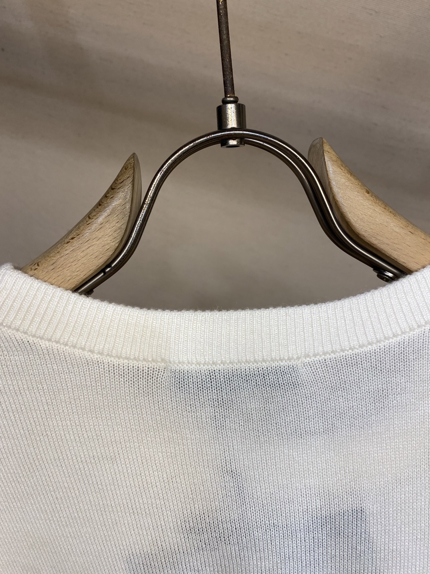 🌟🌟Prada、经典三角牌毛衣，薄款100%羊毛，手感柔软穿着舒适，保暖!尺码：M-2xl颜色：米白 宝