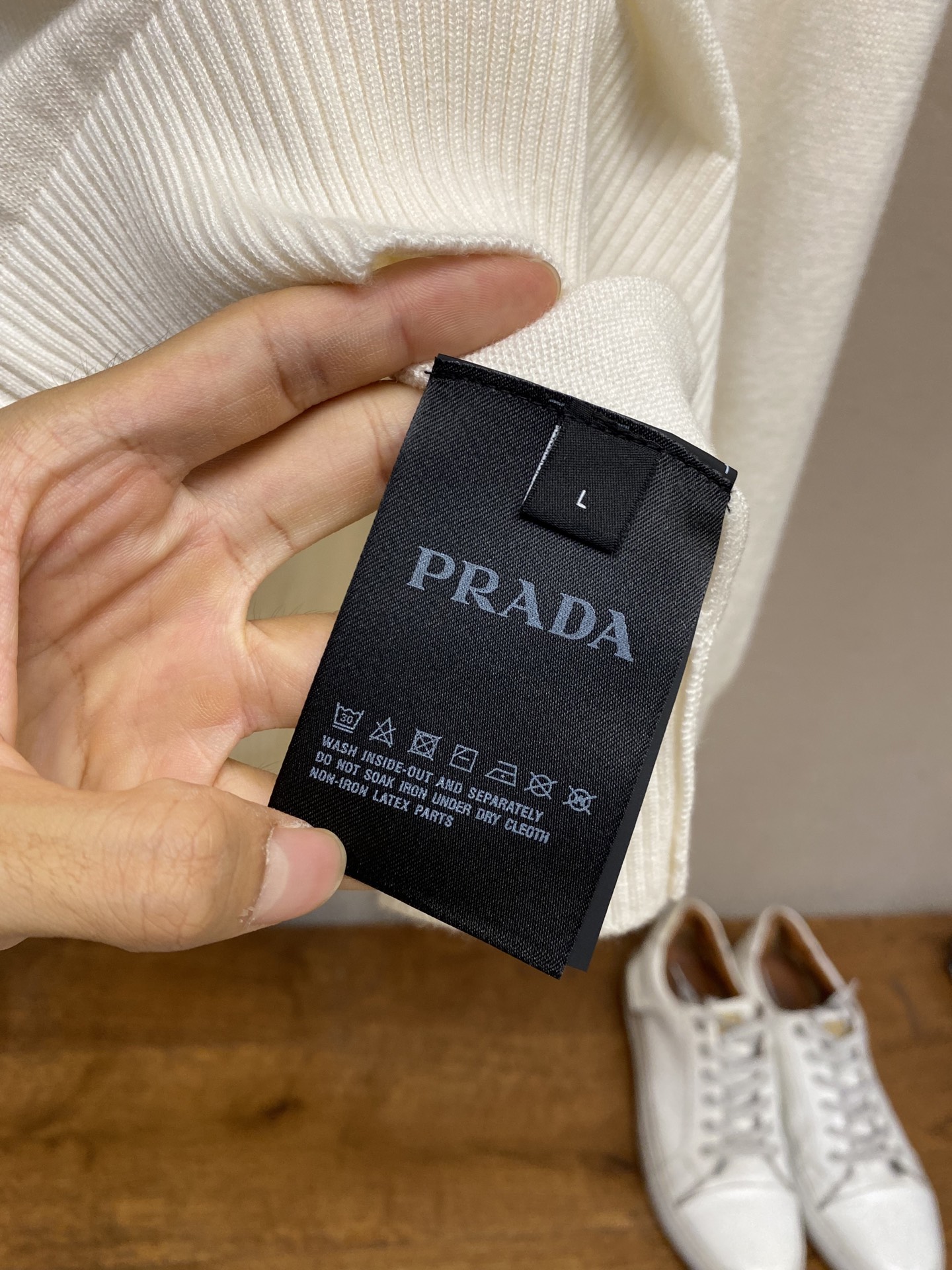 🌟🌟Prada、经典三角牌毛衣，薄款100%羊毛，手感柔软穿着舒适，保暖!尺码：M-2xl颜色：米白 宝