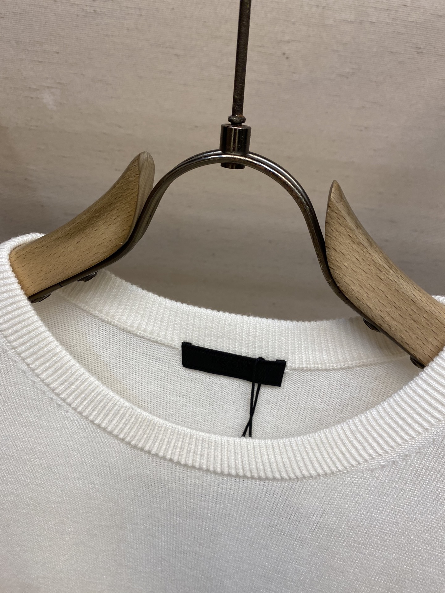 🌟🌟Prada、经典三角牌毛衣，薄款100%羊毛，手感柔软穿着舒适，保暖!尺码：M-2xl颜色：米白 宝