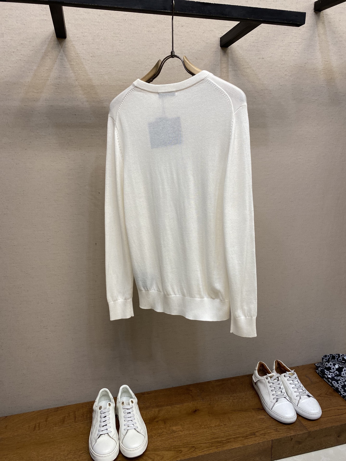 🌟🌟Prada、经典三角牌毛衣，薄款100%羊毛，手感柔软穿着舒适，保暖!尺码：M-2xl颜色：米白 宝