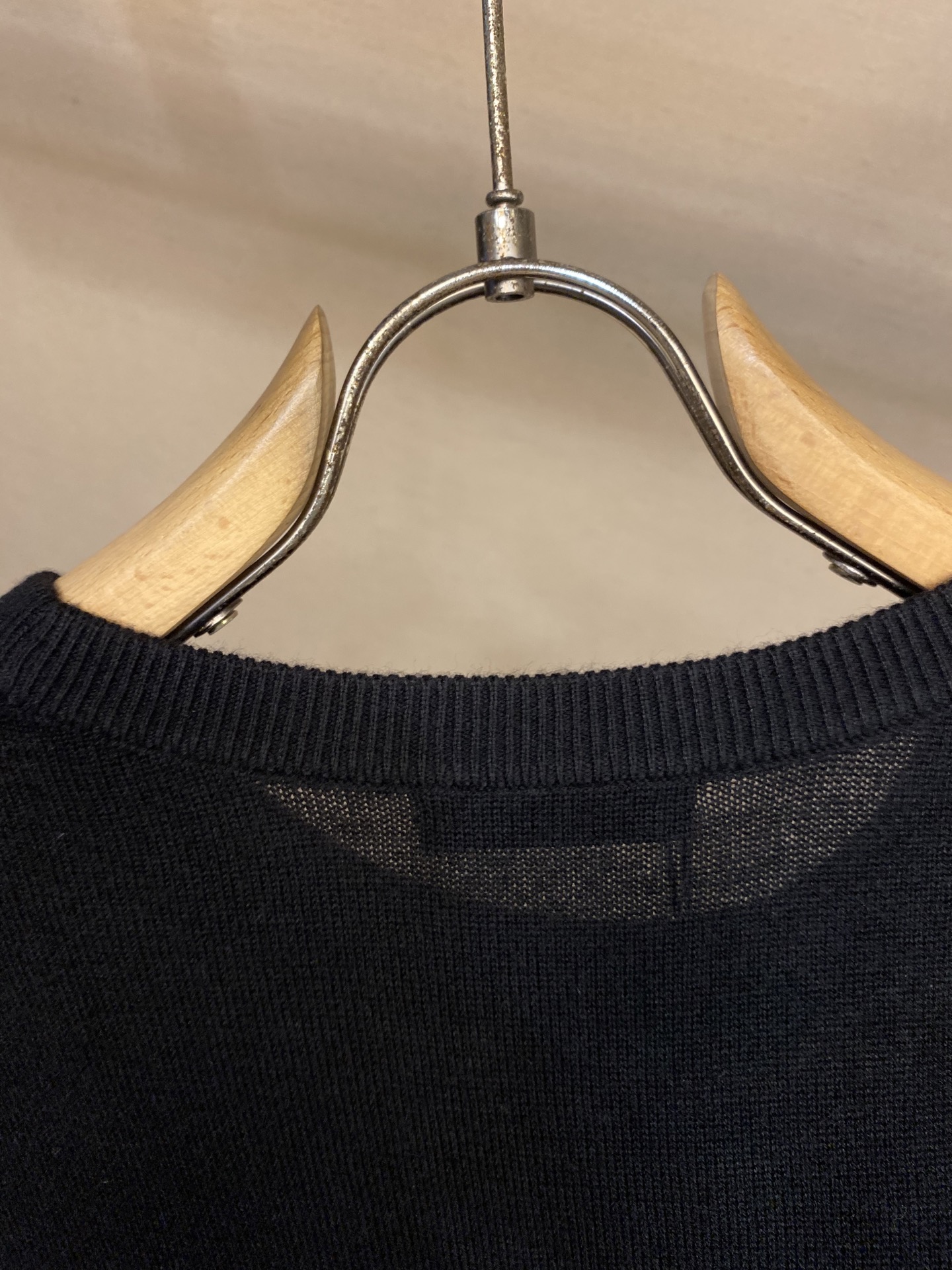 🌟🌟Prada、经典三角牌毛衣，薄款100%羊毛，手感柔软穿着舒适，保暖!尺码：M-2xl颜色：米白 宝