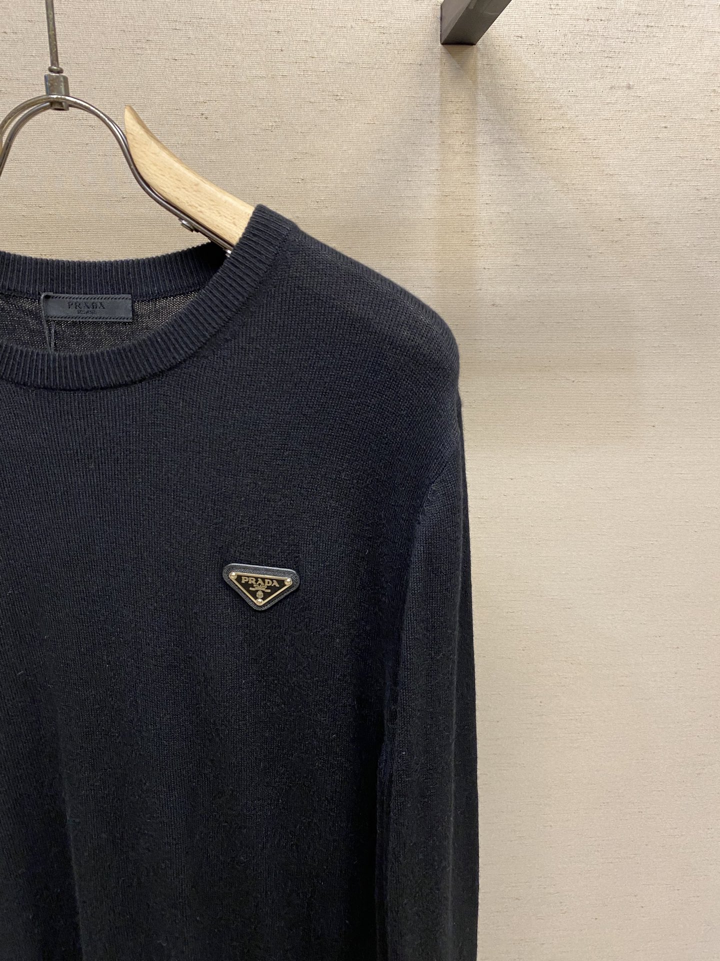 🌟🌟Prada、经典三角牌毛衣，薄款100%羊毛，手感柔软穿着舒适，保暖!尺码：M-2xl颜色：米白 宝