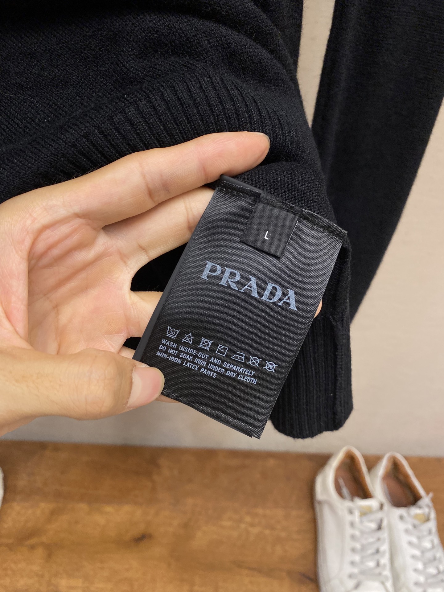 🌟🌟Prada、经典三角牌毛衣，薄款100%羊毛，手感柔软穿着舒适，保暖!尺码：M-2xl颜色：米白 宝