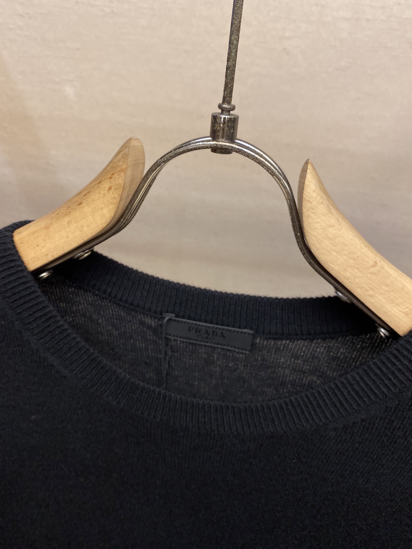 🌟🌟Prada、经典三角牌毛衣，薄款100%羊毛，手感柔软穿着舒适，保暖!尺码：M-2xl颜色：米白 宝