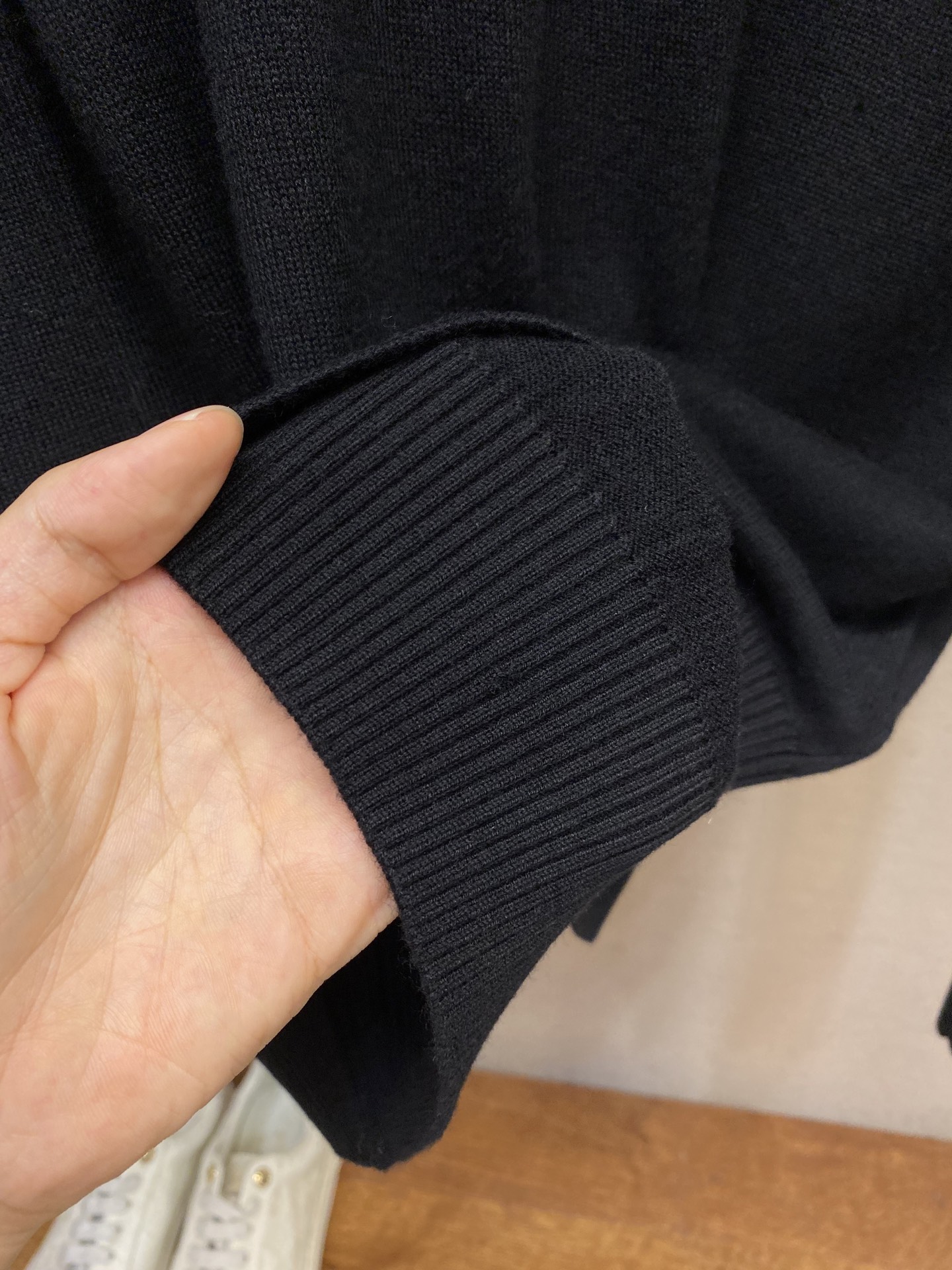 🌟🌟Prada、经典三角牌毛衣，薄款100%羊毛，手感柔软穿着舒适，保暖!尺码：M-2xl颜色：米白 宝