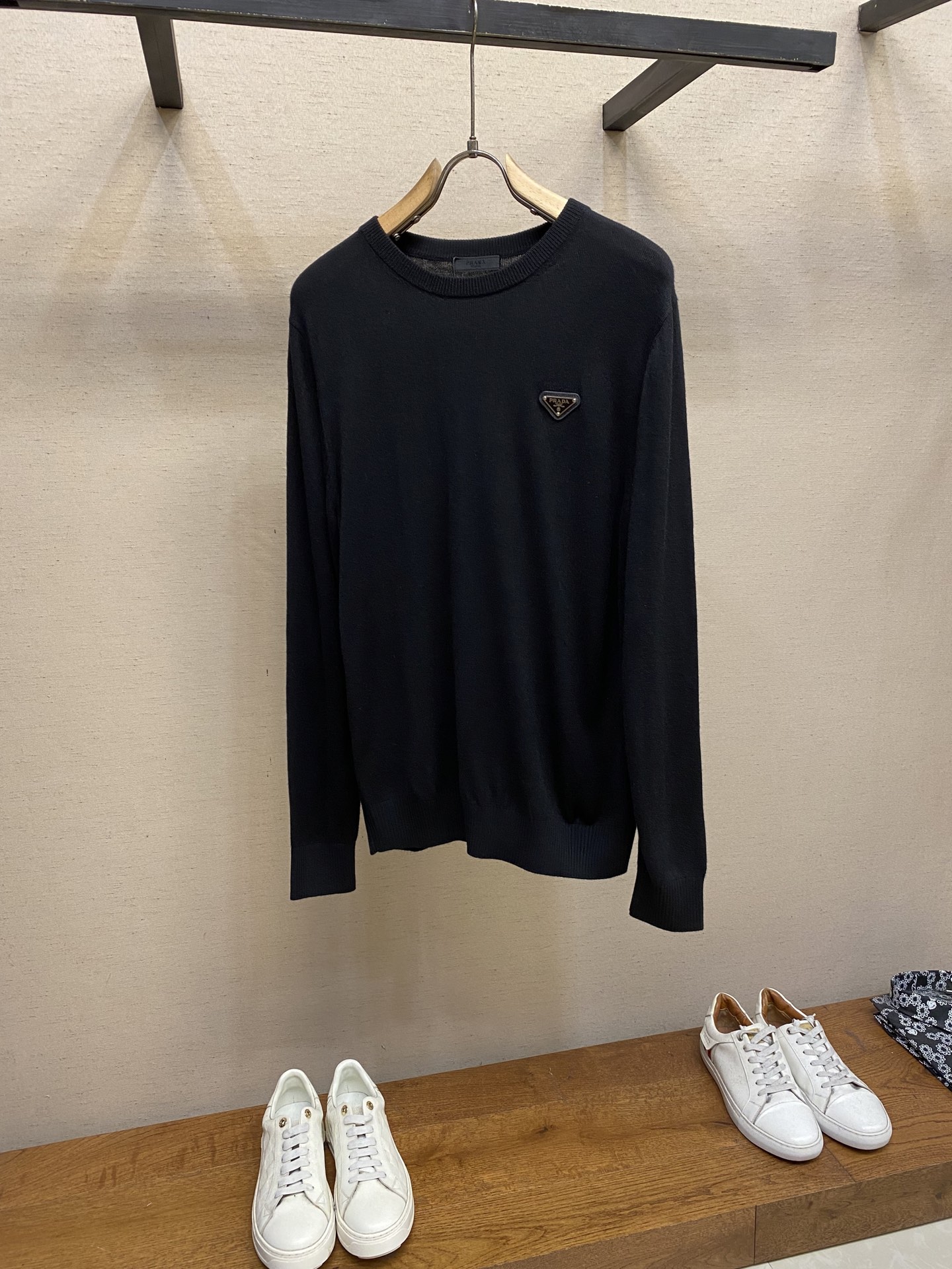 🌟🌟Prada、经典三角牌毛衣，薄款100%羊毛，手感柔软穿着舒适，保暖!尺码：M-2xl颜色：米白 宝