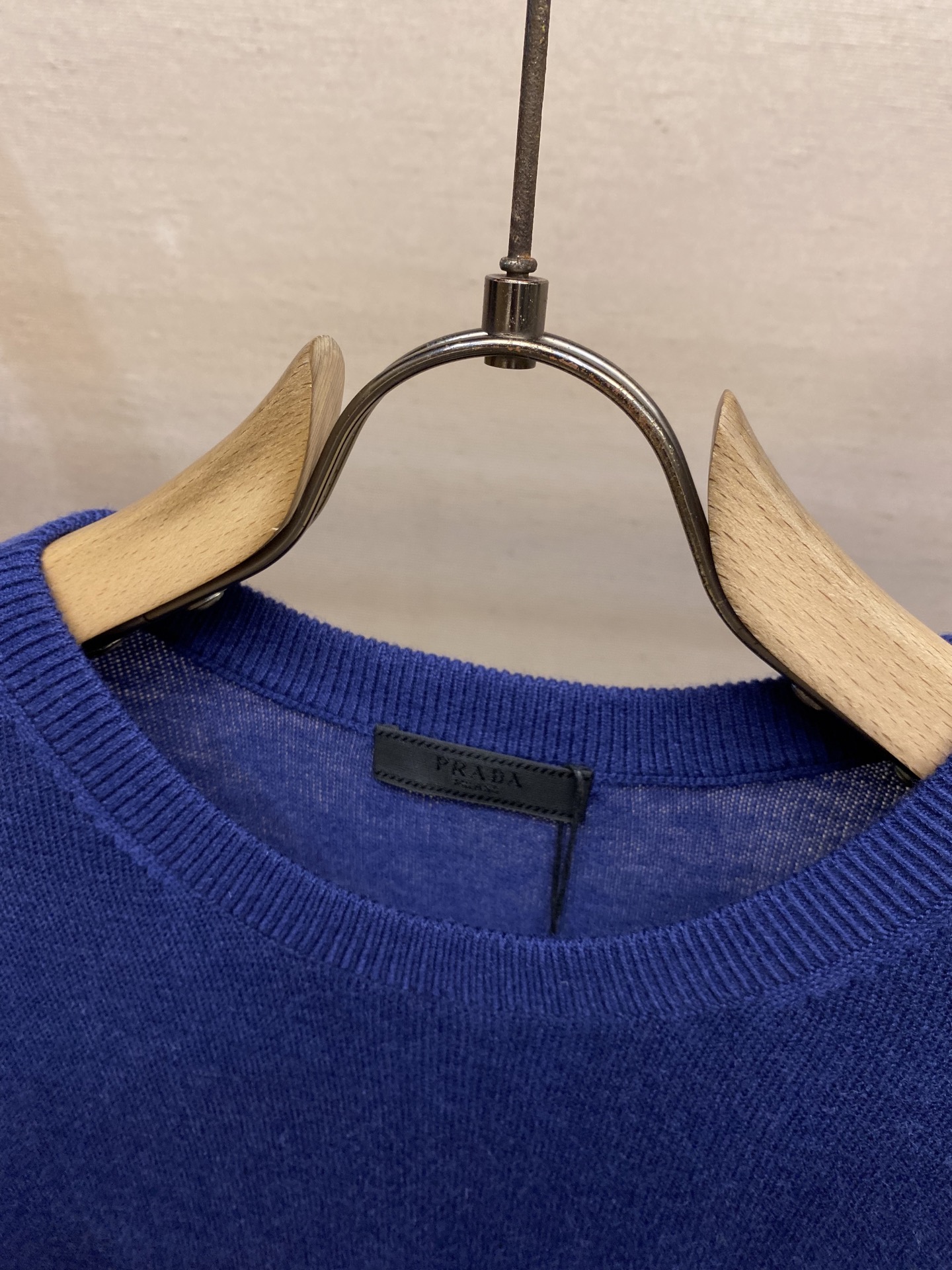 🌟🌟Prada、经典三角牌毛衣，薄款100%羊毛，手感柔软穿着舒适，保暖!尺码：M-2xl颜色：米白 宝