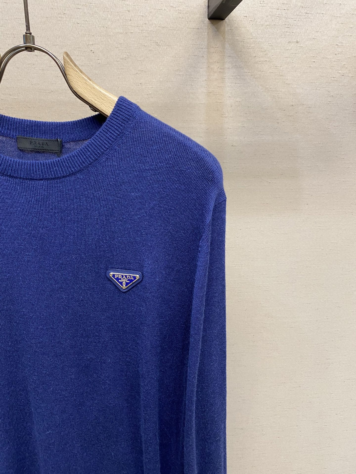 🌟🌟Prada、经典三角牌毛衣，薄款100%羊毛，手感柔软穿着舒适，保暖!尺码：M-2xl颜色：米白 宝