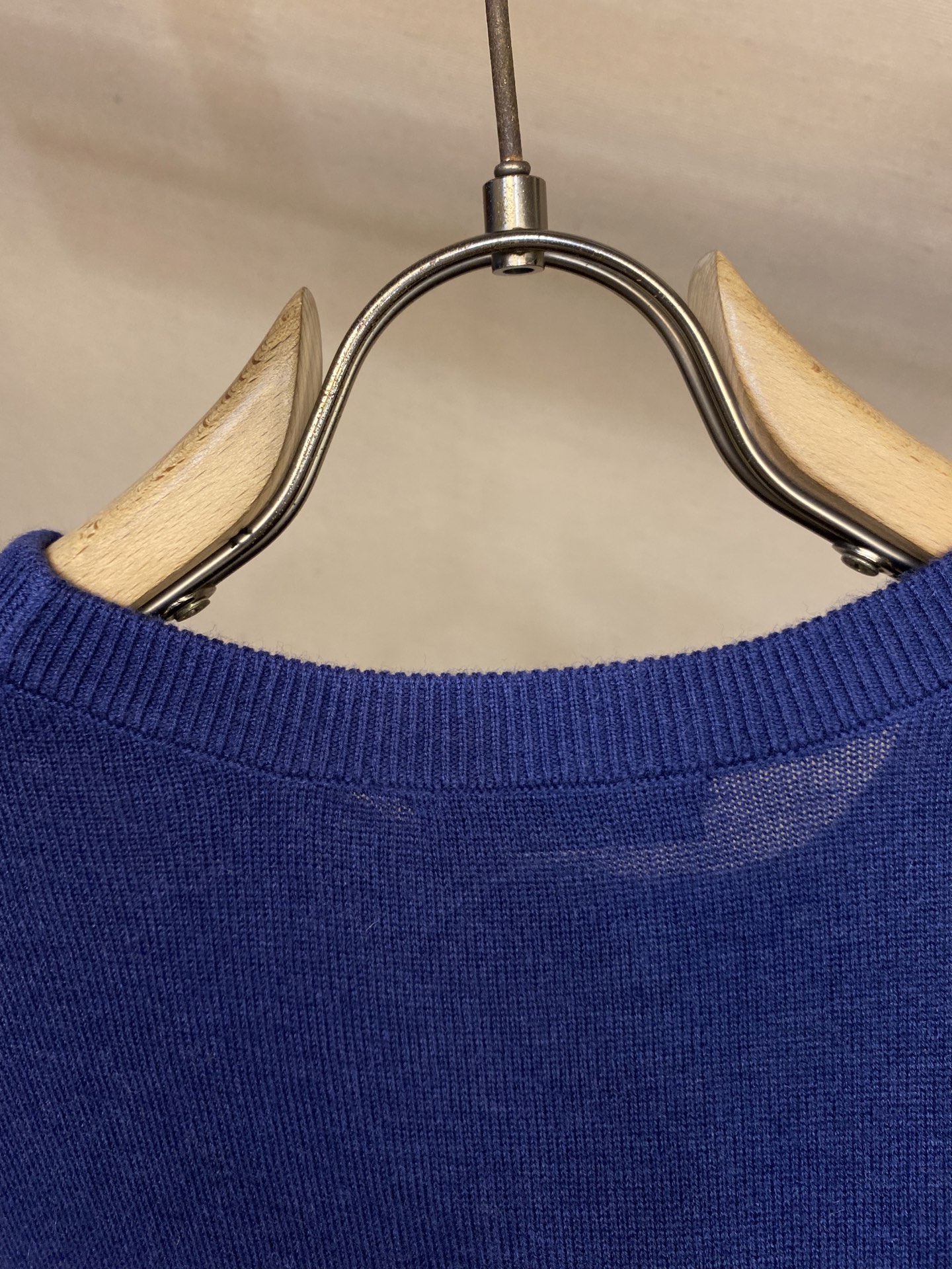 🌟🌟Prada、经典三角牌毛衣，薄款100%羊毛，手感柔软穿着舒适，保暖!尺码：M-2xl颜色：米白 宝