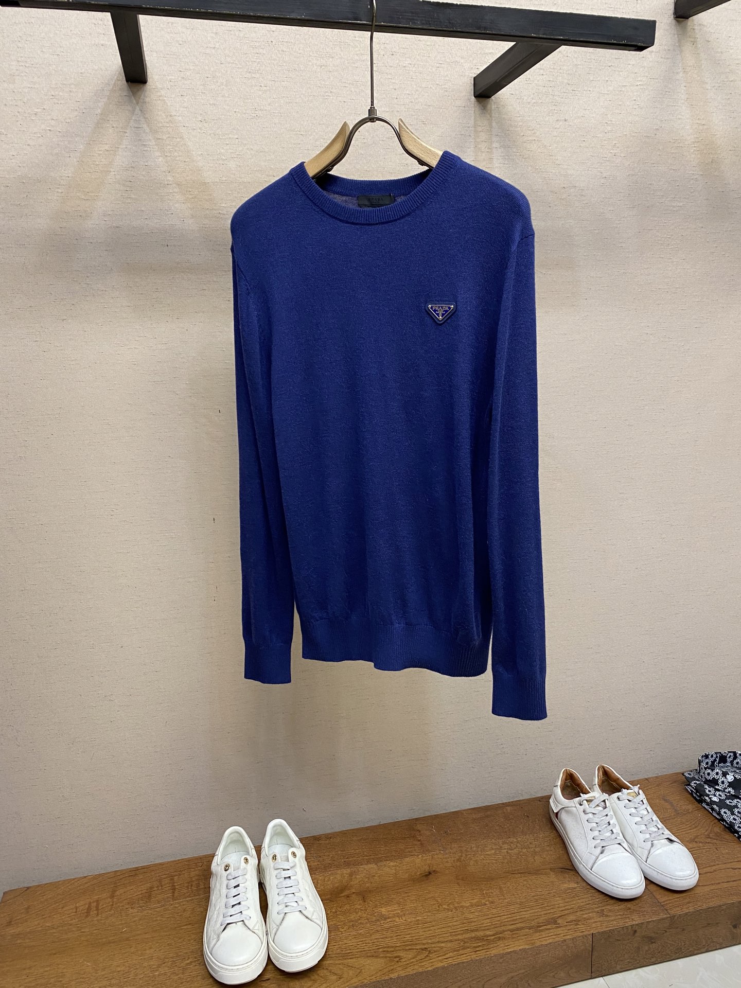 NO:540502,Prada, classic triangle sweater, thin wool, soft feel, comfortable to wear, warm! Size M-2xl Color beige royal blue Black M-length 66 bust 98 shoulder width 41 L-length 68 bust 102 shoulder width 43 XL-length 70 bust 106 shoulder width 45 2XL-length 72 bust 110 shoulder width 47, prada, sweaters, alexander wang19860909Prada、经典三角牌毛衣,薄款羊毛,手感柔软穿着舒适,保暖! 尺码M-2xl 颜色米白 宝蓝 黑色 M衣长66胸围98肩宽41 L衣长68胸围102肩宽43 XL衣长70胸围106肩宽45 2XL衣长72胸围110肩宽47,,prada,sweaters,alexander wang,Men's clothing