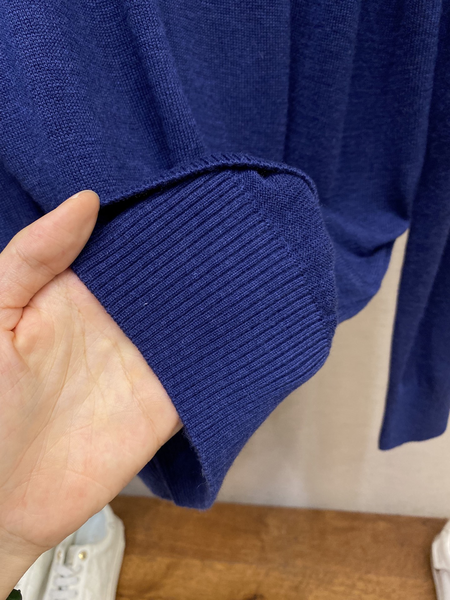 🌟🌟Prada、经典三角牌毛衣，薄款100%羊毛，手感柔软穿着舒适，保暖!尺码：M-2xl颜色：米白 宝