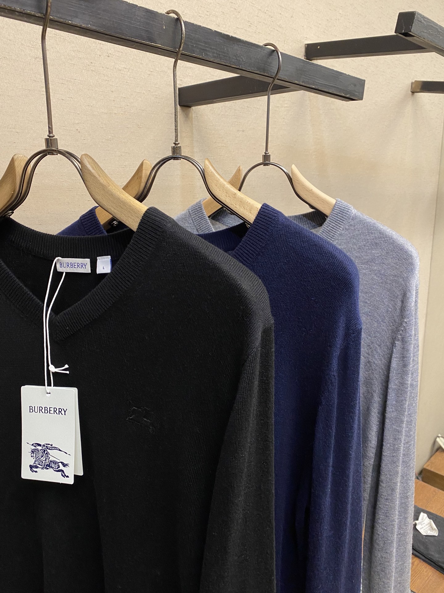 🌟🌟 BBR V领基础款毛衣，100%羊毛，V领设计，办公室男士必备款，新战马刺绣，标齐！尺码：M-2x