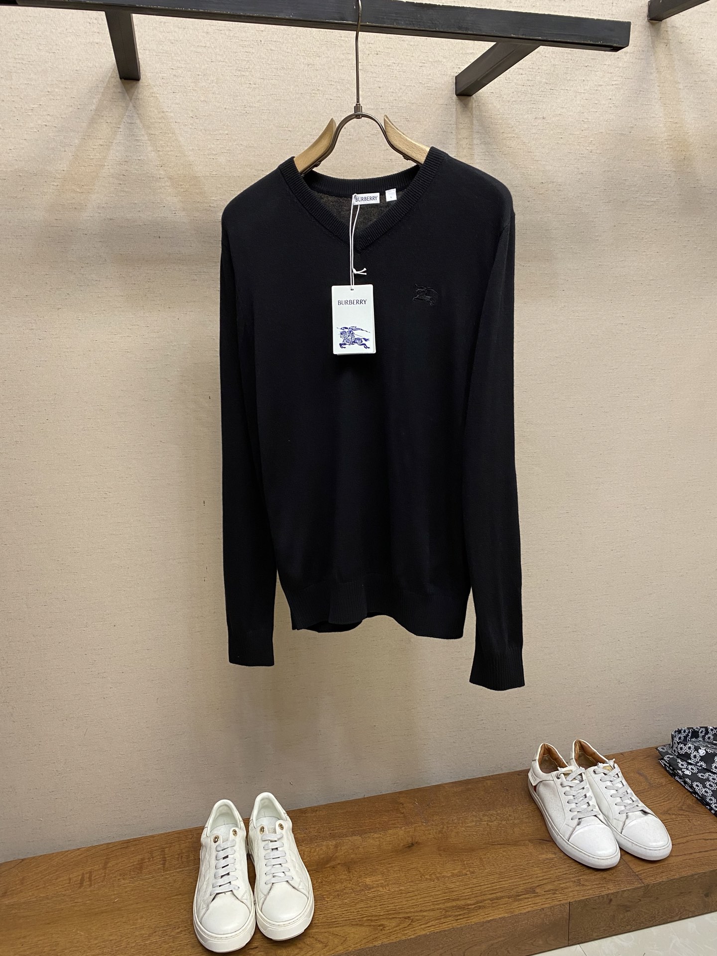 🌟🌟 BBR V领基础款毛衣，100%羊毛，V领设计，办公室男士必备款，新战马刺绣，标齐！尺码：M-2x