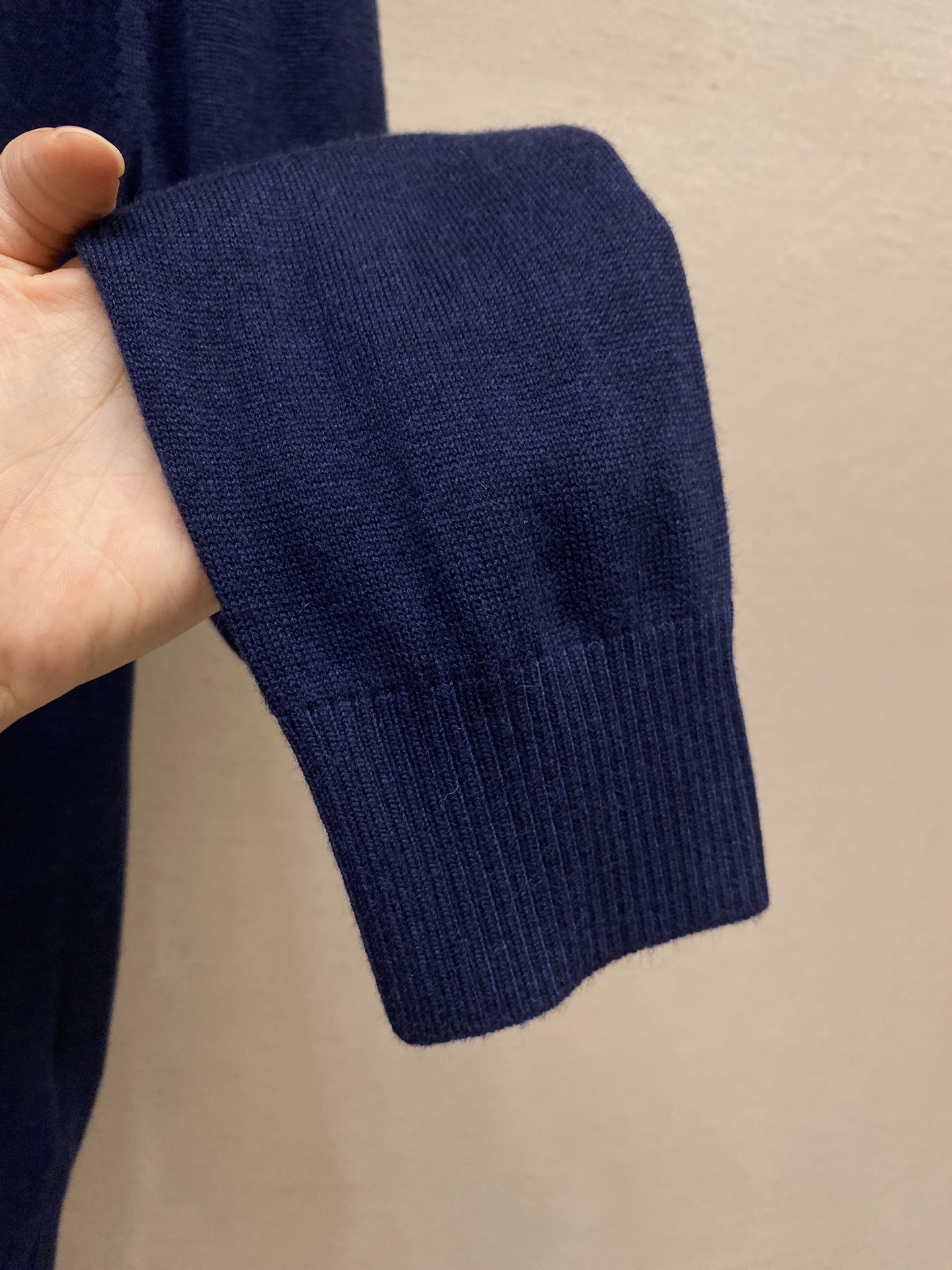 🌟🌟 BBR V领基础款毛衣，100%羊毛，V领设计，办公室男士必备款，新战马刺绣，标齐！尺码：M-2x