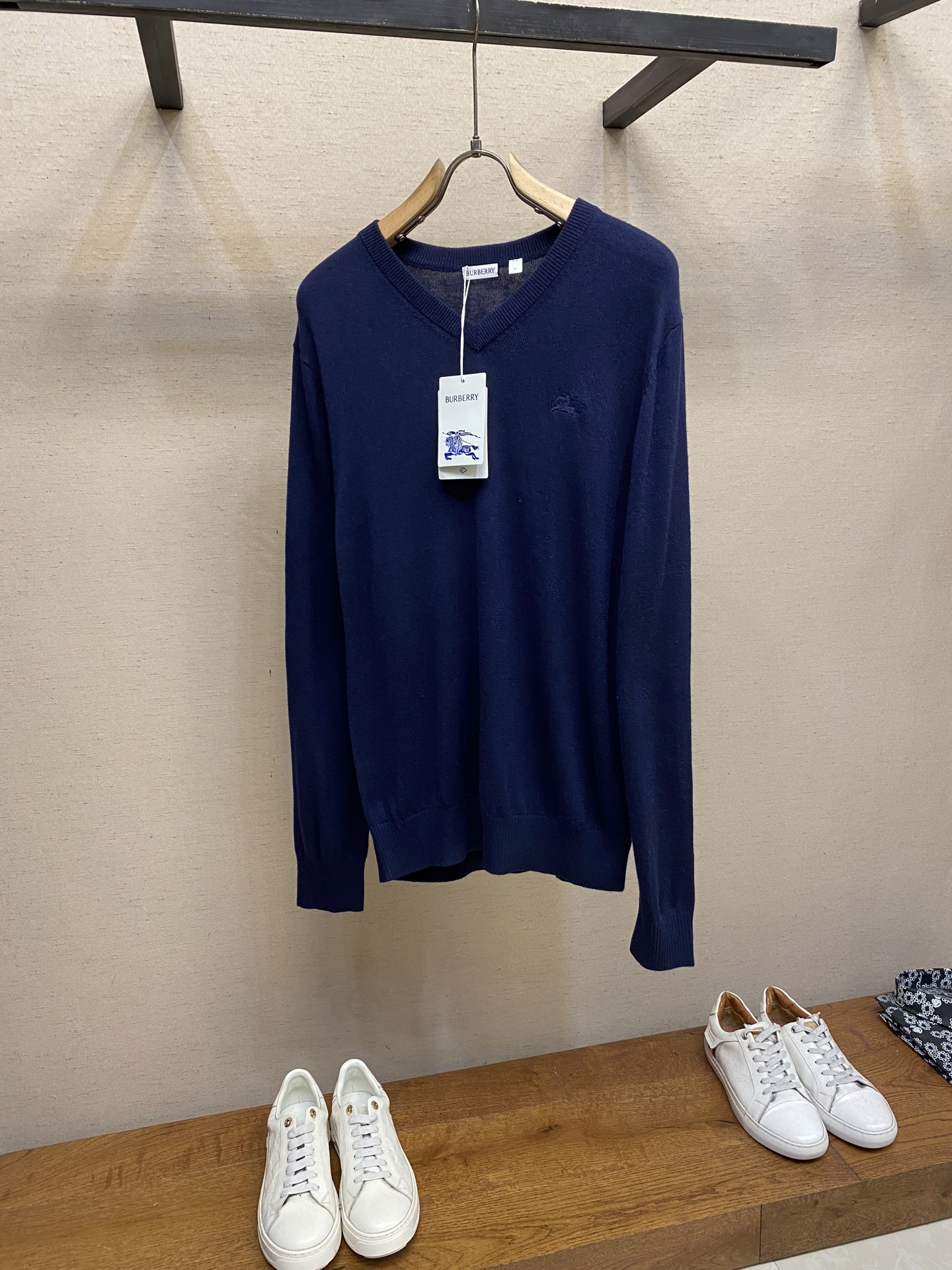 NO:540495,BBR V-neck basic sweater, wool, V-neck design, essential for office men, new war horse embroidery, all-in-one!  Size M-2xl Color black Blue hidden light gray M-length 66 bust 98 shoulder width 41 L-length 68 bust 102 shoulder width 43 XL-length 70 bust 106 shoulder width 45 2XL-length 72 bust 110 shoulder width 47, sweaters, alexander wang19860909BBR V领基础款毛衣,羊毛,V领设计,办公室男士必备款,新战马刺绣,标齐！ 尺码M-2xl 颜色黑色 蓝藏 浅灰 M衣长66胸围98肩宽41 L衣长68胸围102肩宽43 XL衣长70胸围106肩宽45 2XL衣长72胸围110肩宽47,,sweaters,alexander wang,Men's clothing