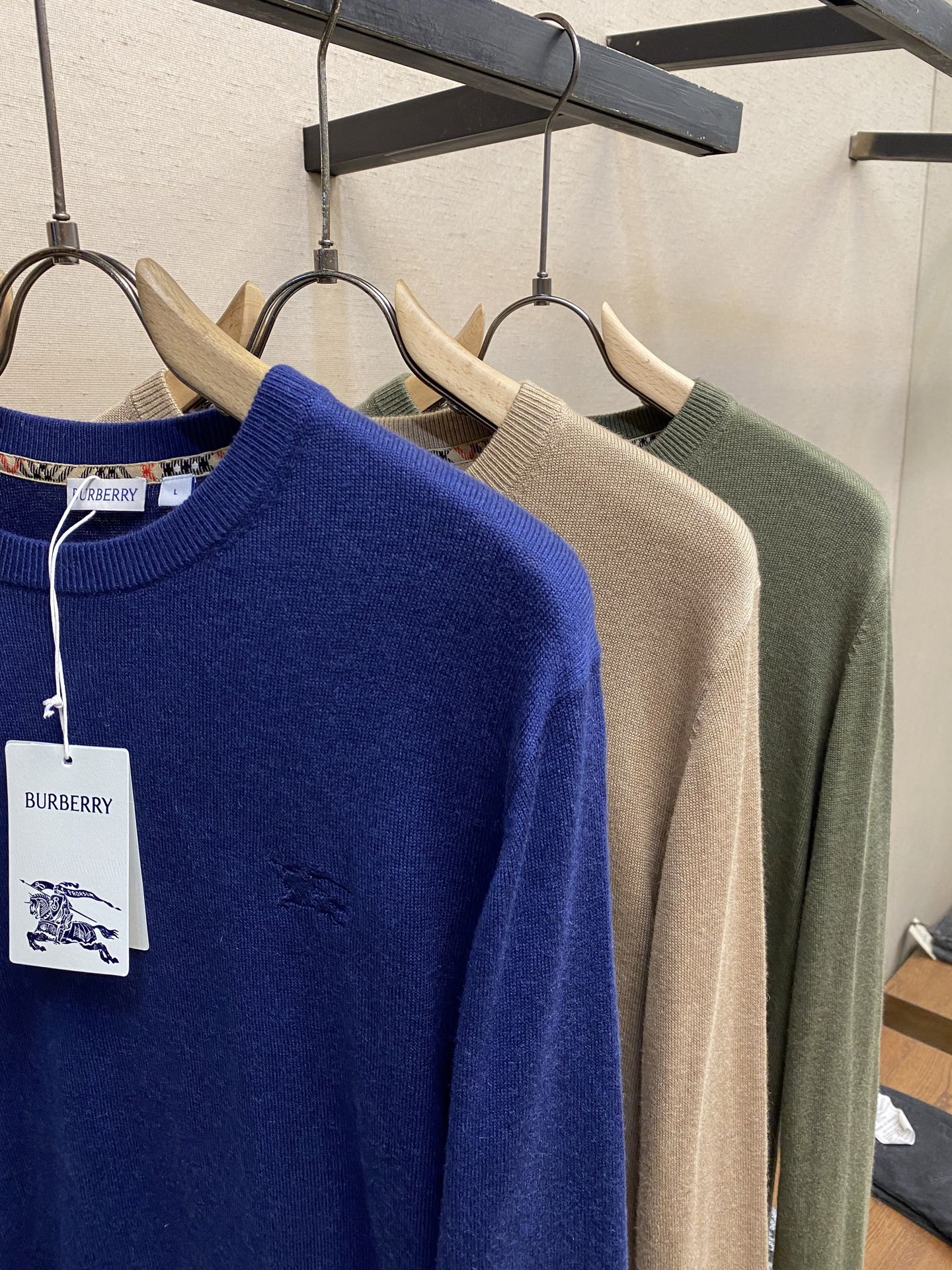 🌟🌟BBR 格子领条毛衣，基础薄款，100%羊毛，内饰品牌格子领条，百灵达电脑机战马刺绣，齐标！尺码：M