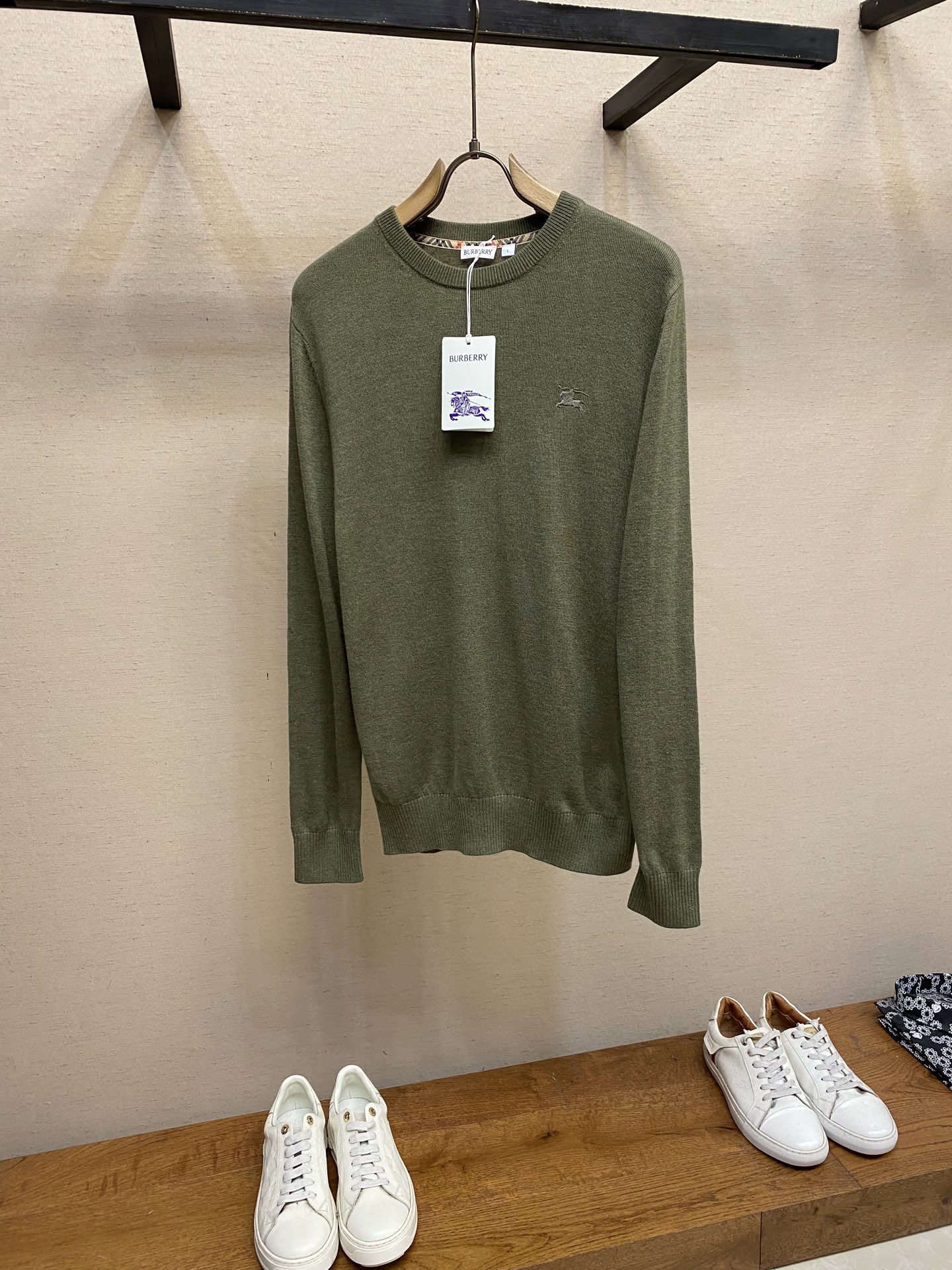 NO:540499,BBR plaid neck sweater, thin basic style, wool, interior brand plaid neck strip, Balling computer war horse embroidery, all-in-one!  Size M-2xl Color Khaki Military Green Royal Blue M-length 66 bust 98 shoulder width 41 L-length 68 bust 102 shoulder width 43 XL-length 70 bust 106 shoulder width 45 2XL-length 72 bust 110 shoulder width 47, sweaters, alexander wang19860909BBR 格子领条毛衣,基础薄款,羊毛,内饰品牌格子领条,百灵达电脑机战马刺绣,齐标！ 尺码M-2xl 颜色卡其 军绿 宝蓝 M衣长66胸围98肩宽41 L衣长68胸围102肩宽43 XL衣长70胸围106肩宽45 2XL衣长72胸围110肩宽47,,sweaters,alexander wang,Men's clothing