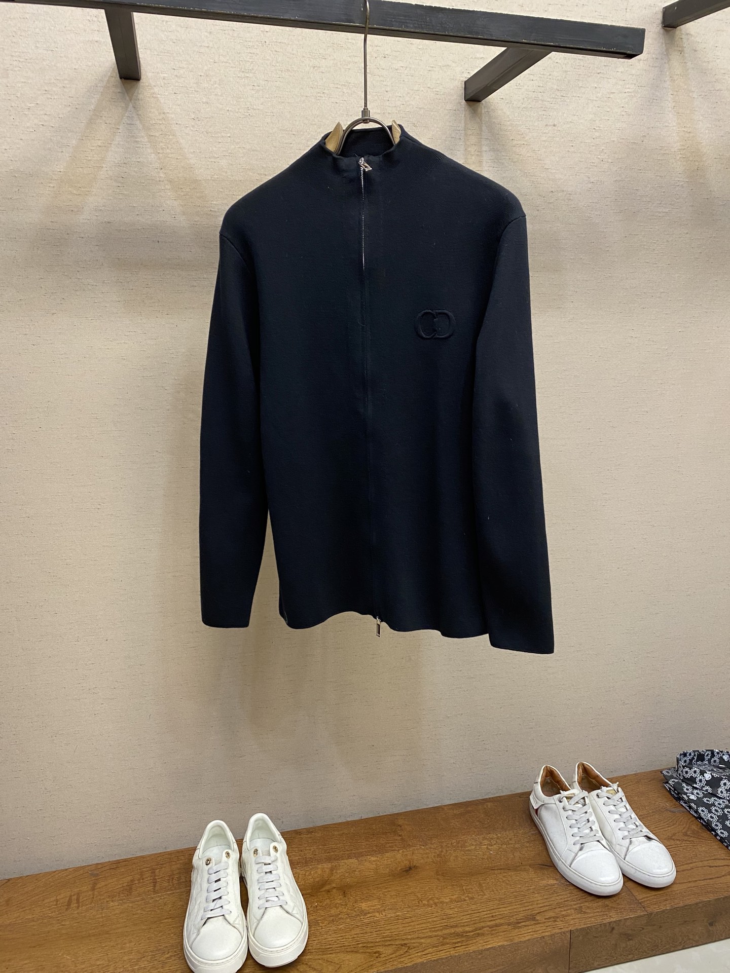 NO:540497,Dior and CD letter wool coat The wool material is made of 48 ultra-fine 50 wool 50 cotton blended yarn, and the imported 14-needle wool loom double-sided three-dimensional weaving method is used. The single piece takes 270 minutes per piece. The letters on the chest are opened and molded to customize silicone three-dimensional embossing embossing process, customized 5-digit double-screw letter zipper, specially ordered three-standard washing Size XS-L,,dior, jackets & coats,alexander wang19860909Dior、CD字母毛织外套 毛料采用48支超细50羊毛50棉混纺纱线,运用进口14针毛织机双面立体织法,单件耗时270分钟/件,胸前字母开模定做硅胶立体浮雕压花工艺,定做5号牙双拉头字母拉链,特订三标水洗 尺码XS-L,,dior,jackets & coats,alexander wang,Men's clothing