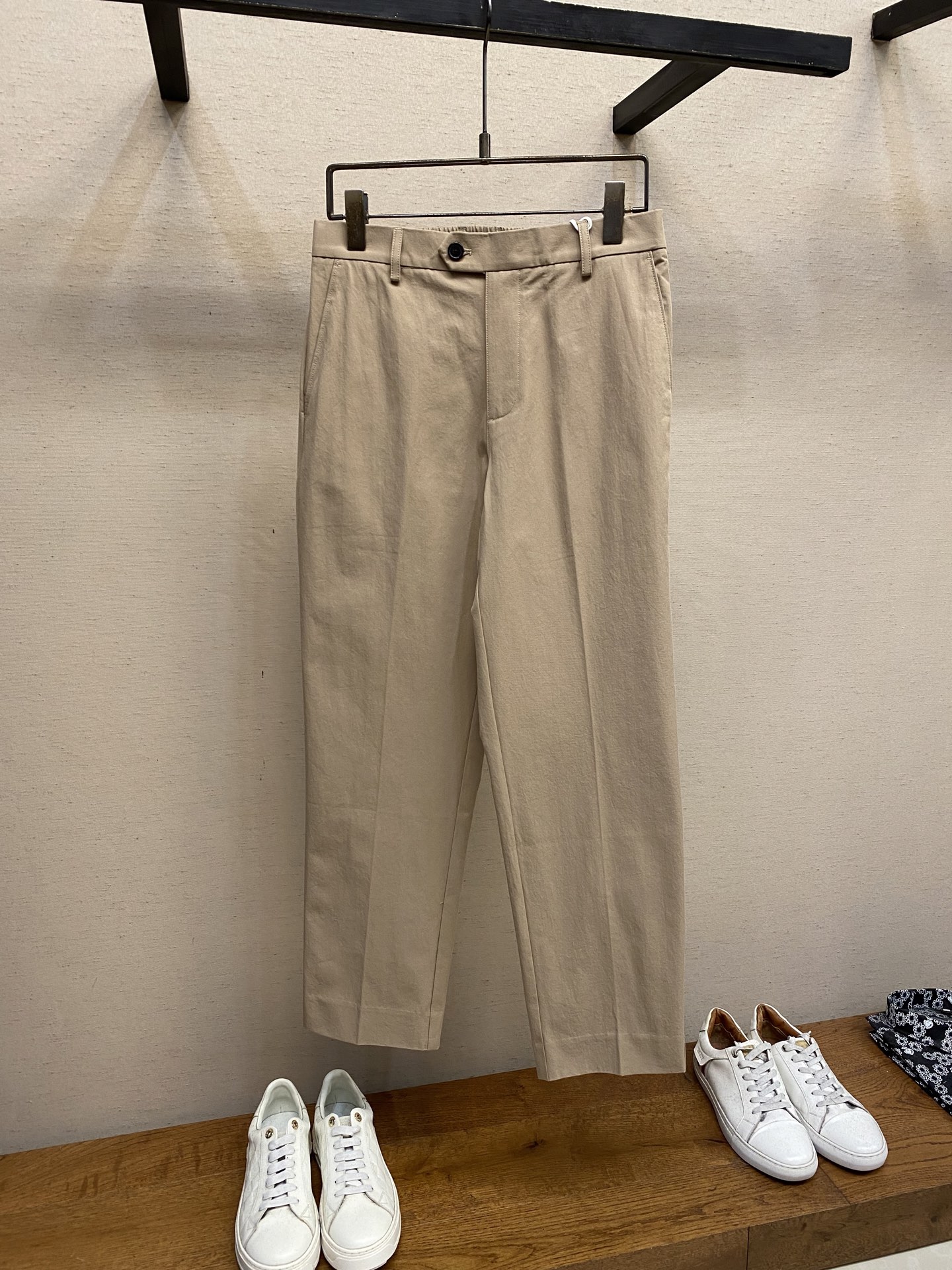 NO:549964,LP, haute cotton city casual pants!  The fabric is definitely the soul of clothing. If you want to make a sense of high-end and old money, you don’t need complicated design, they retain the high-end and comfortable feeling naturally presented by the top-grade fabric. Similarly, today’s casual pants are made of raw material, Mama cotton, feel the skin-friendly feeling brought by the upper body, moisture-absorbing and sweating and breathable. Good fabrics are absolutely trustworthy. They have natural luster and full of high-end feeling. Pure natural plant fibers. No other materials are added, so the fabric will not have elasticity and will not wrinkle at all like elastic pants. The fabric is crisp and delicate, and there will be certain natural wrinkles. It is recommended to iron it after washing. The wearing experience can be kept firm and stylish. A straight 9.5-point straight-fit design with elastic waist. The buttons we use are all natural horn buckles. Each button has different patterns and the quality is in detail. It is definitely a pair of pants worth buying. It is recommended to prepare more. We made this pair of pants.  Make the clothing slower and feel comfortable, so that you can truly show your own fashion. Size 29 30 31 32 33 34 35 36 38 29 Waist circumference 74 Foot circumference 37.6 Trousers length 94 30 Waist circumference 76 Foot circumference 38.2 Trousers length 96 31 Waist circumference 78 Foot circumference 38.7 Trousers length 96 32 Waist circumference 80 Foot circumference 39.3 Trousers length 97 33 Waist circumference 82 Foot circumference 39.9 Trousers length 98 34 Waist circumference 84 Foot circumference 40.5 Trousers length 98 35 Waist circumference 86 Foot circumference 41.1 Trousers length 98 36 Waist circumference 88 Foot circumference 41.7 Trousers length 100 38 Waist circumference 90 Foot circumference 42.1 Trousers length 101,,loro piana,alexander wang19860909LP,高定匹马棉城市休闲裤 ！ 面料绝对是服装的灵魂 、简洁的款式想要做出高级感和老钱感、 不需要复杂设计、他们就保留顶级面料自然呈现的高级感、舒适感同样今天这款休闲裤 采用原材料匹马棉 感受上身带来的亲肤感,吸湿排汗透气,好的面料绝对值得信赖 自带天然光泽 高级感满满 纯天然植物纤维 不添加其他材质, 所以面料会没有弹力 不会像弹弹裤一点都不会皱 面料挺括细腻 会有一定的自然褶皱 建议洗后稍加熨烫 穿着的体验感更能保持挺括有型 9.5分的直筒版型 后腰松紧设计 ,包括我们用的扣子全部是天然牛角扣,每一颗扣子的花纹都不一样,质在细节.绝对属于一条值得复购的裤子 ,建议备多一条 ,我们做这一条裤子初衷 让服装更慢一点、当感受舒适时,才能真正展示出属于自己的时尚. 尺码 29 30 31 32 33 34 35 36 38 29腰围74 脚围37.6裤长94 30腰围76 脚围38.2裤长96 31腰围78 脚围38.7裤长96 32腰围80 脚围39.3裤长97 33腰围82 脚围39.9裤长98 34腰围84 脚围40.5裤长98 35腰围86 脚围41.1裤长98 36腰围88 脚围41.7裤长100 38腰围90 脚围42.1裤长101,,loro piana,alexander wang,Men's clothing